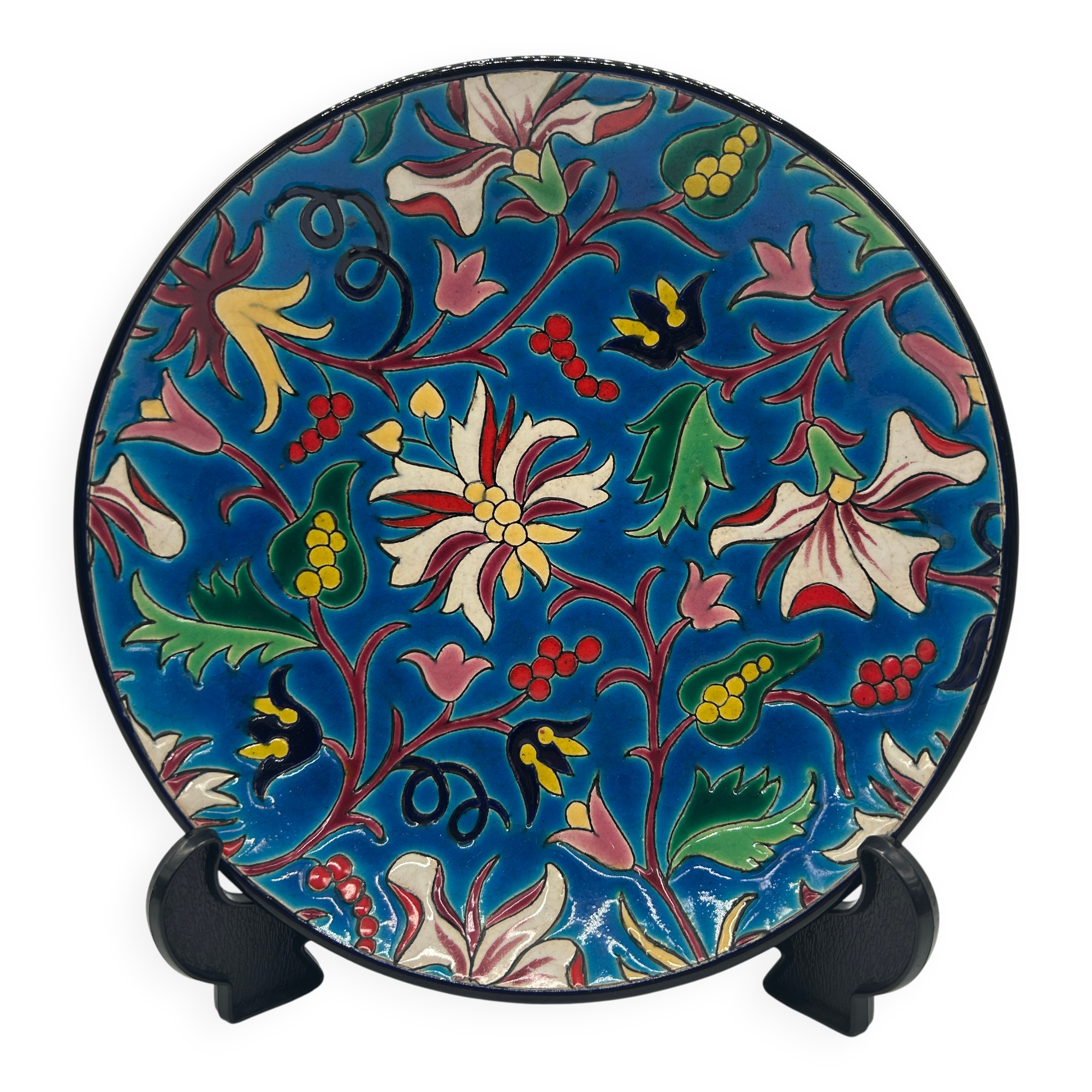 Assiette en faïence et émaux de Longwy