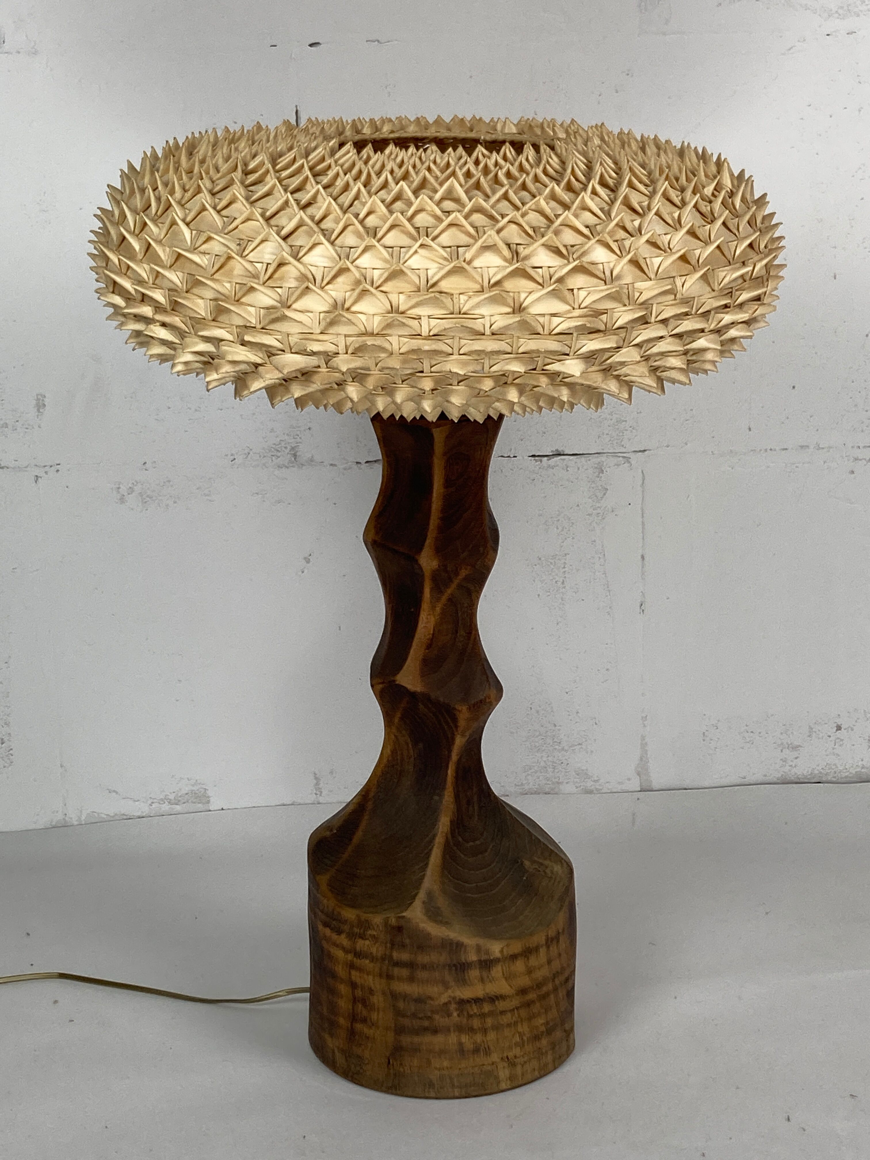 Large brutalist table lamp with rattan shade, Dutch ca 1960s ( 76 cm )