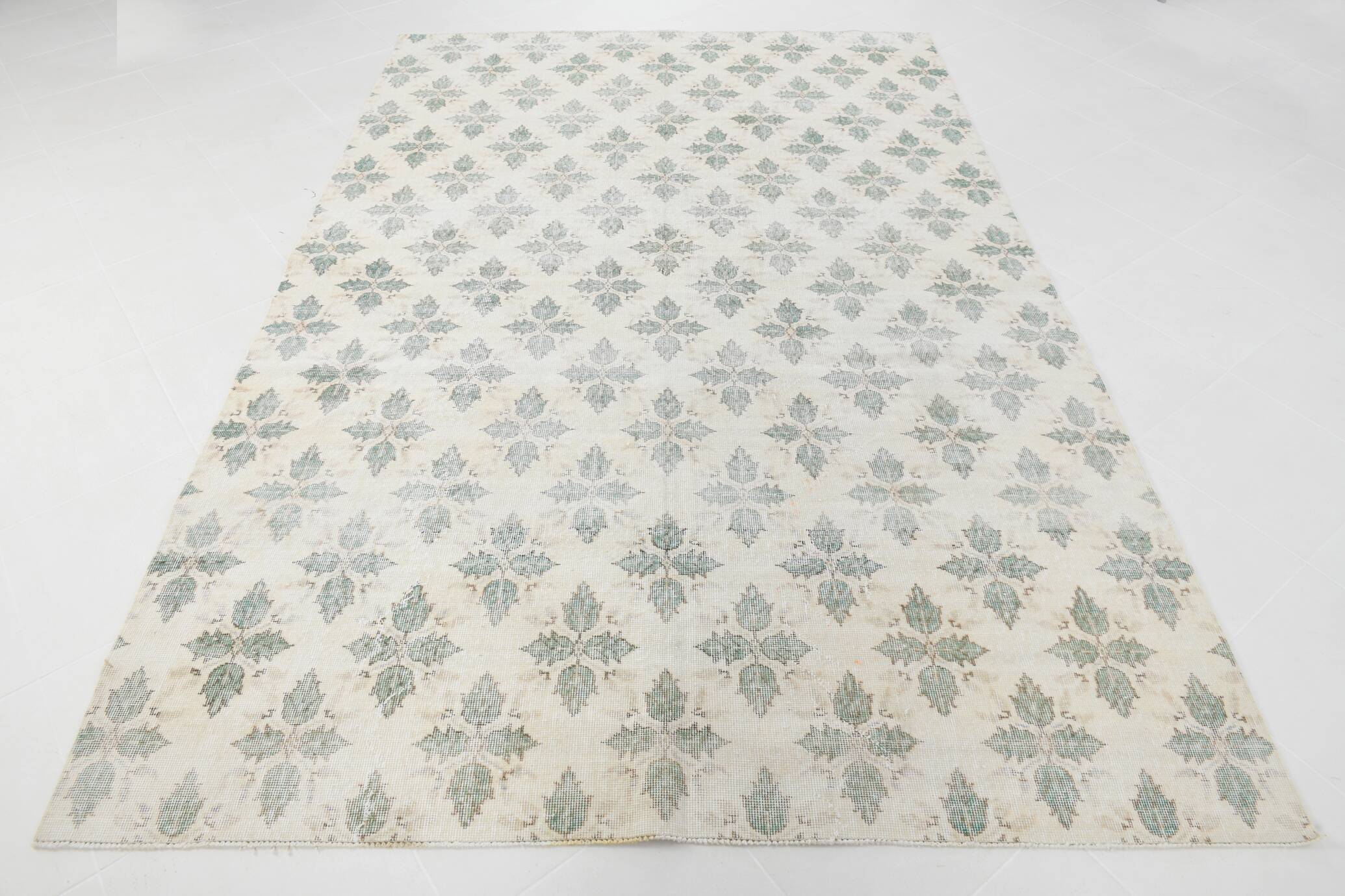 Tapis persan ancien ivoire et vert à motifs géométriques, 198x296
