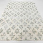 Tapis persan ancien ivoire et vert à motifs géométriques, 198x296
