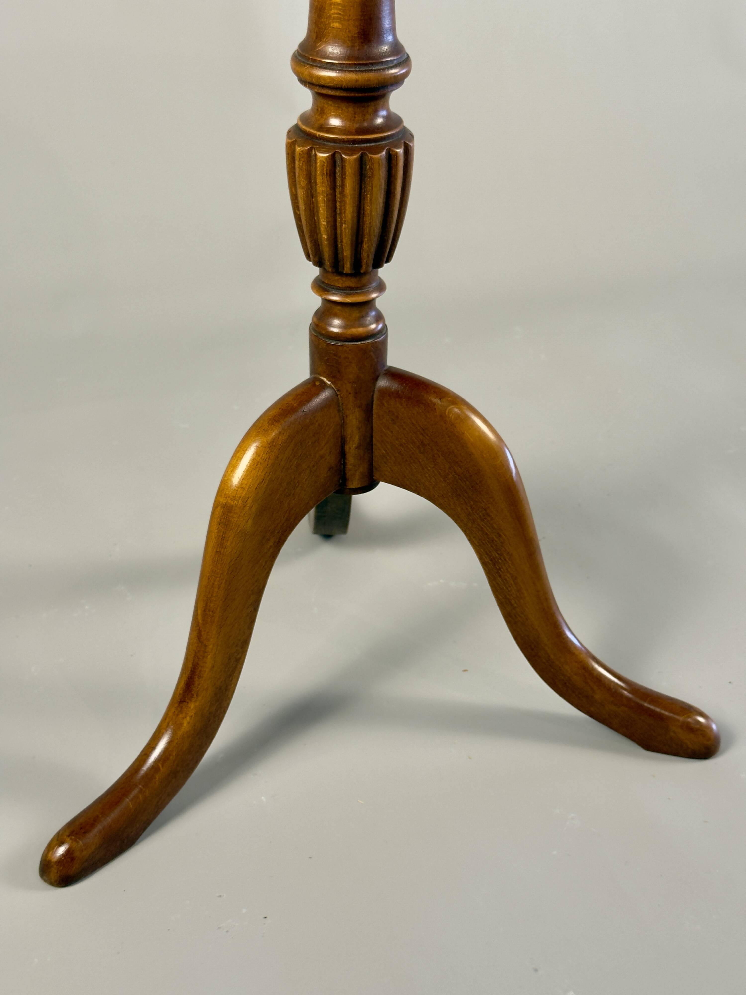 Table d'appoint sur pied vintage