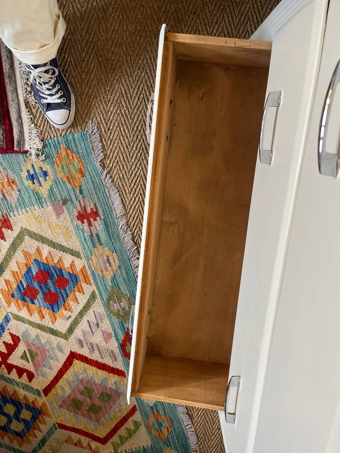 Vintage chest of drawers restored in white painted wood