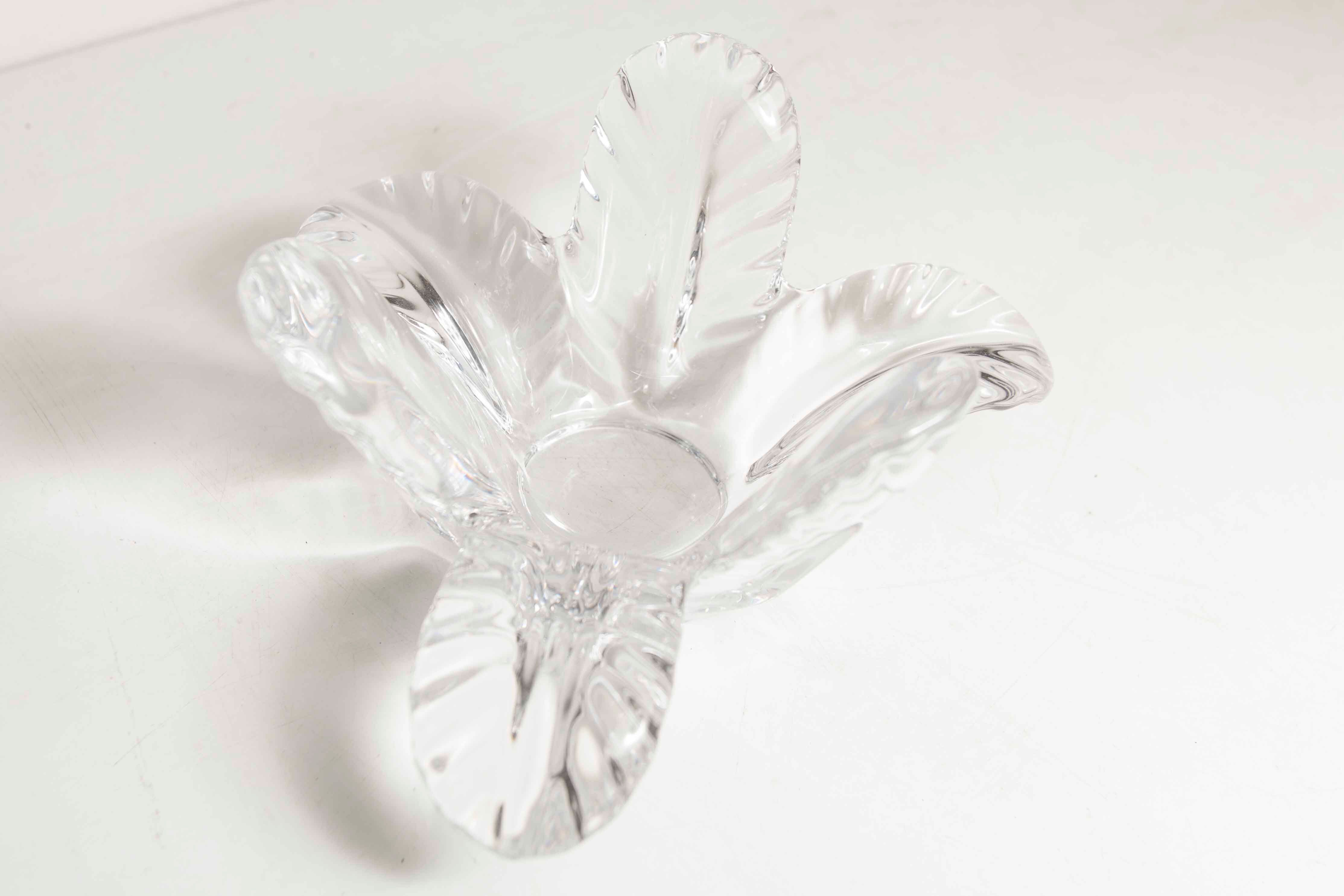 Empty floral pocket crystal of transparent arques signed