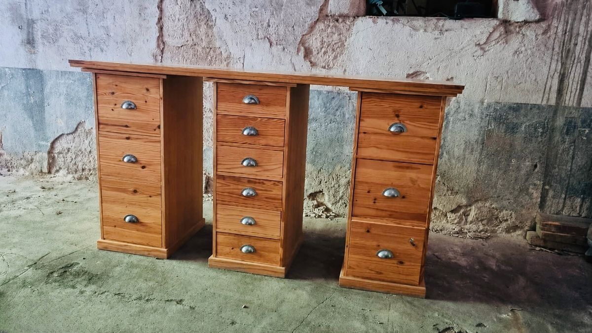 Solid wood desk in workshop/industrial style – very good condition