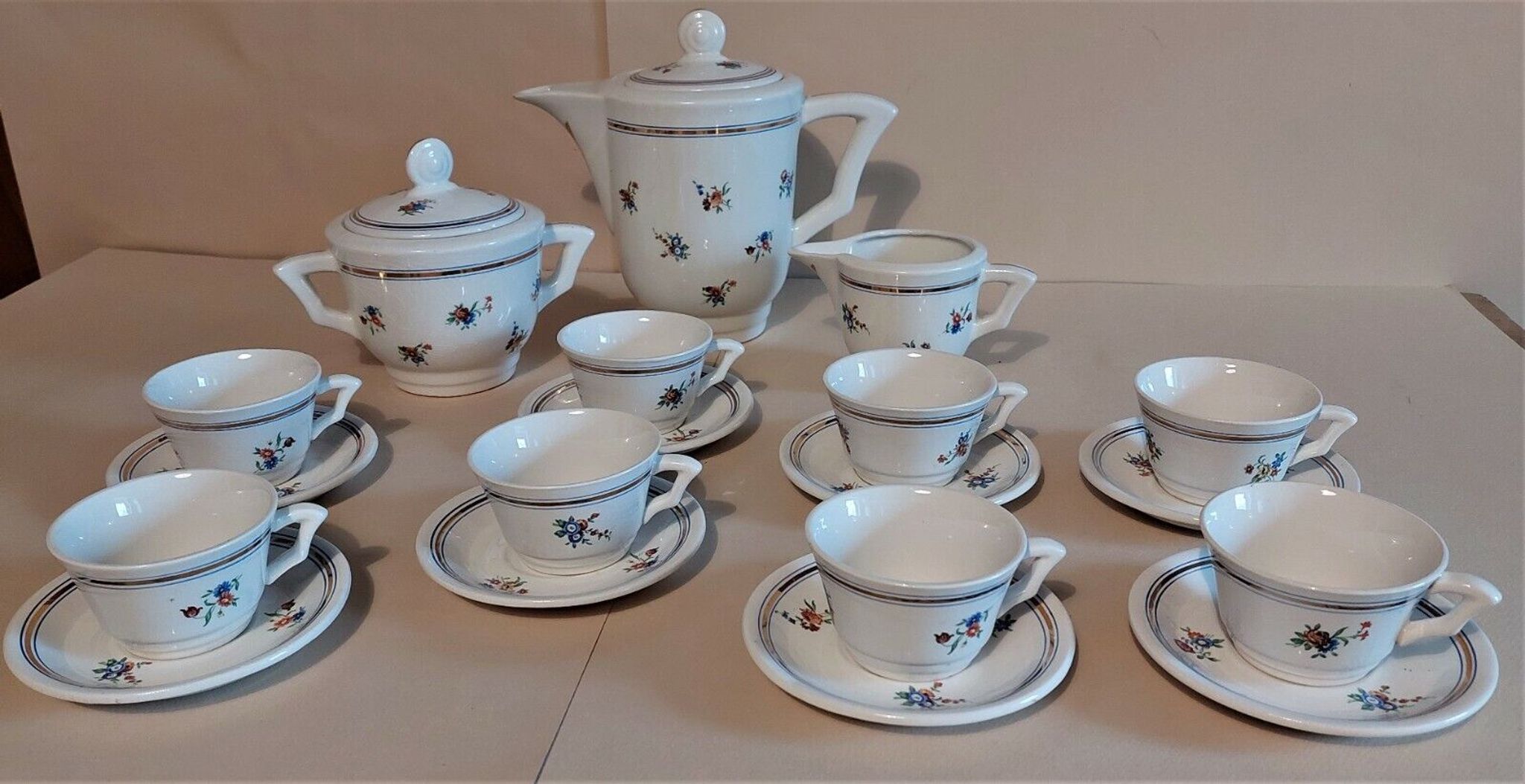 Service à café en faïence de Saint Amand décor Touraine huit tasses