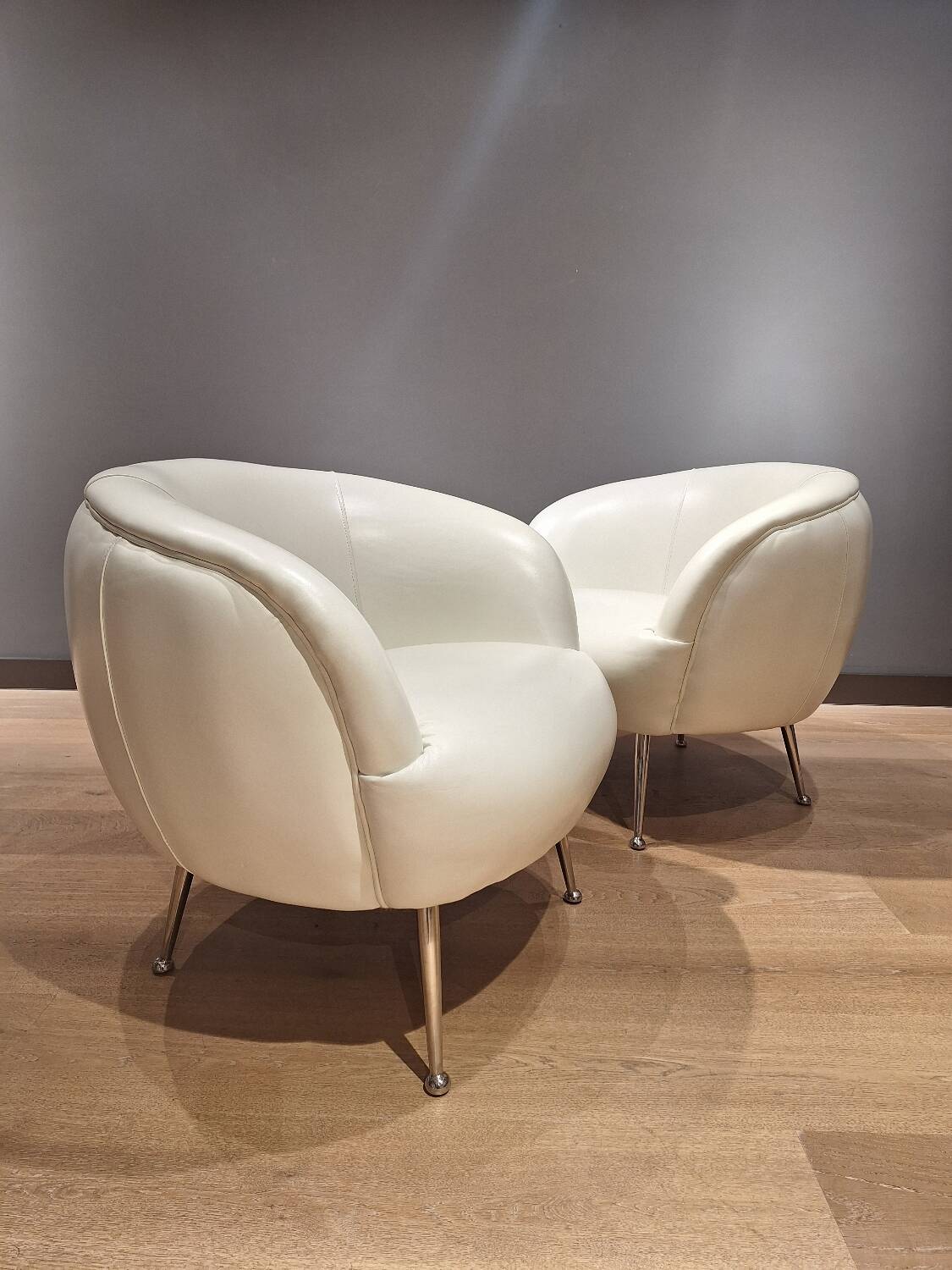2 white leather armchairs, 1980s