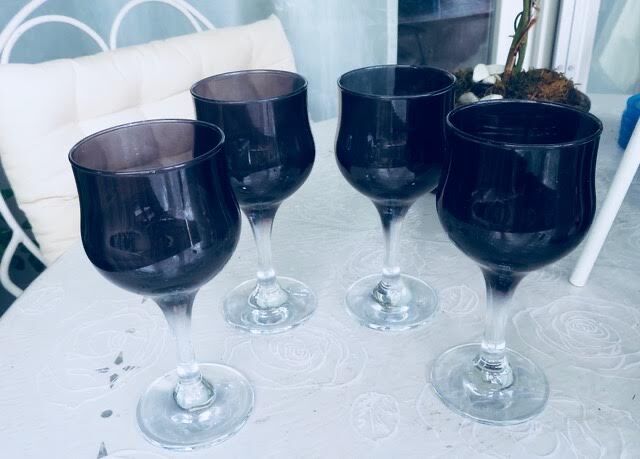 4 Verres à pieds vintage en verre soufflé noir