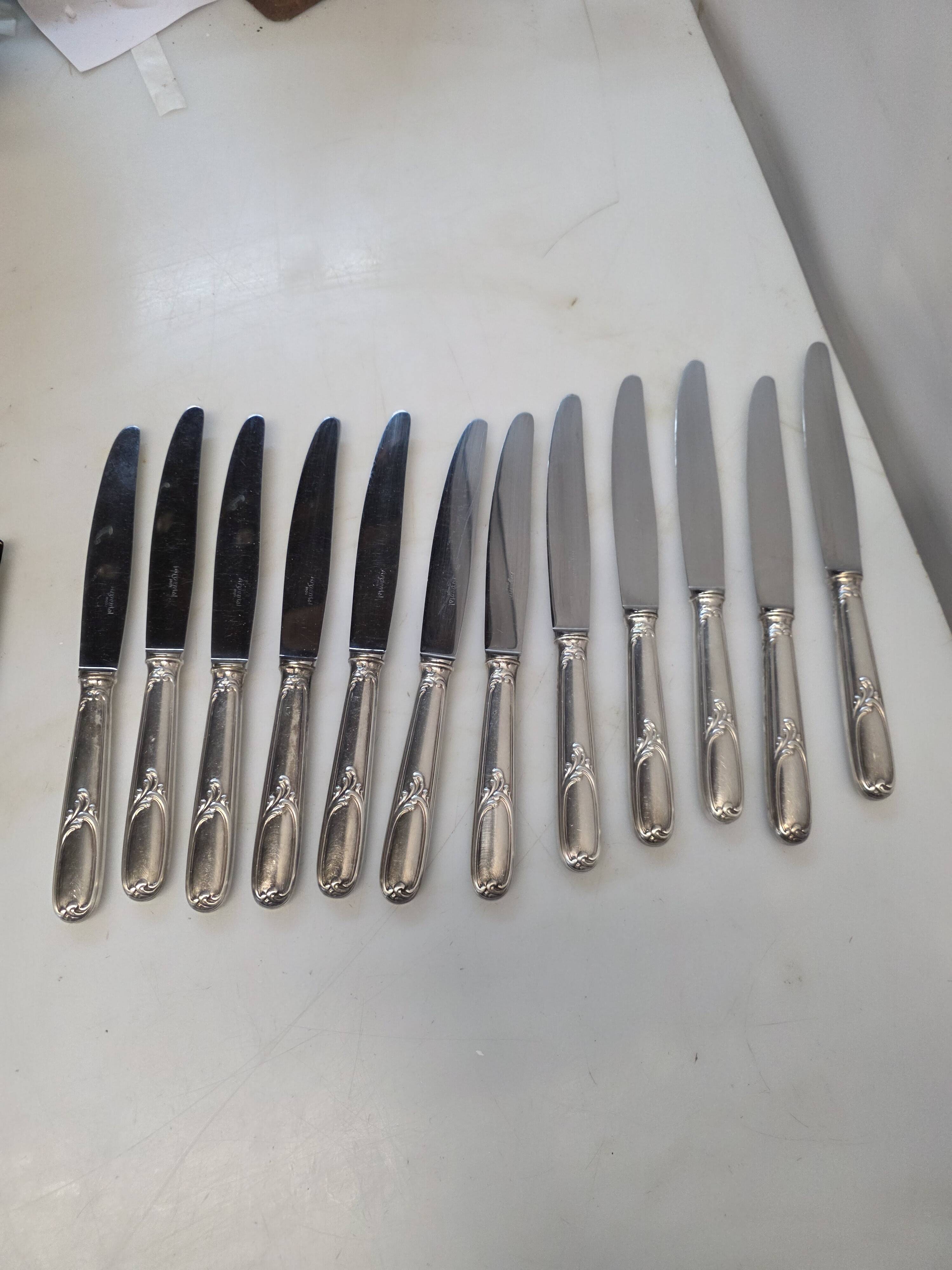 24 couteaux en métal argenté