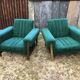Duo de fauteuils vintage à tissus vert.