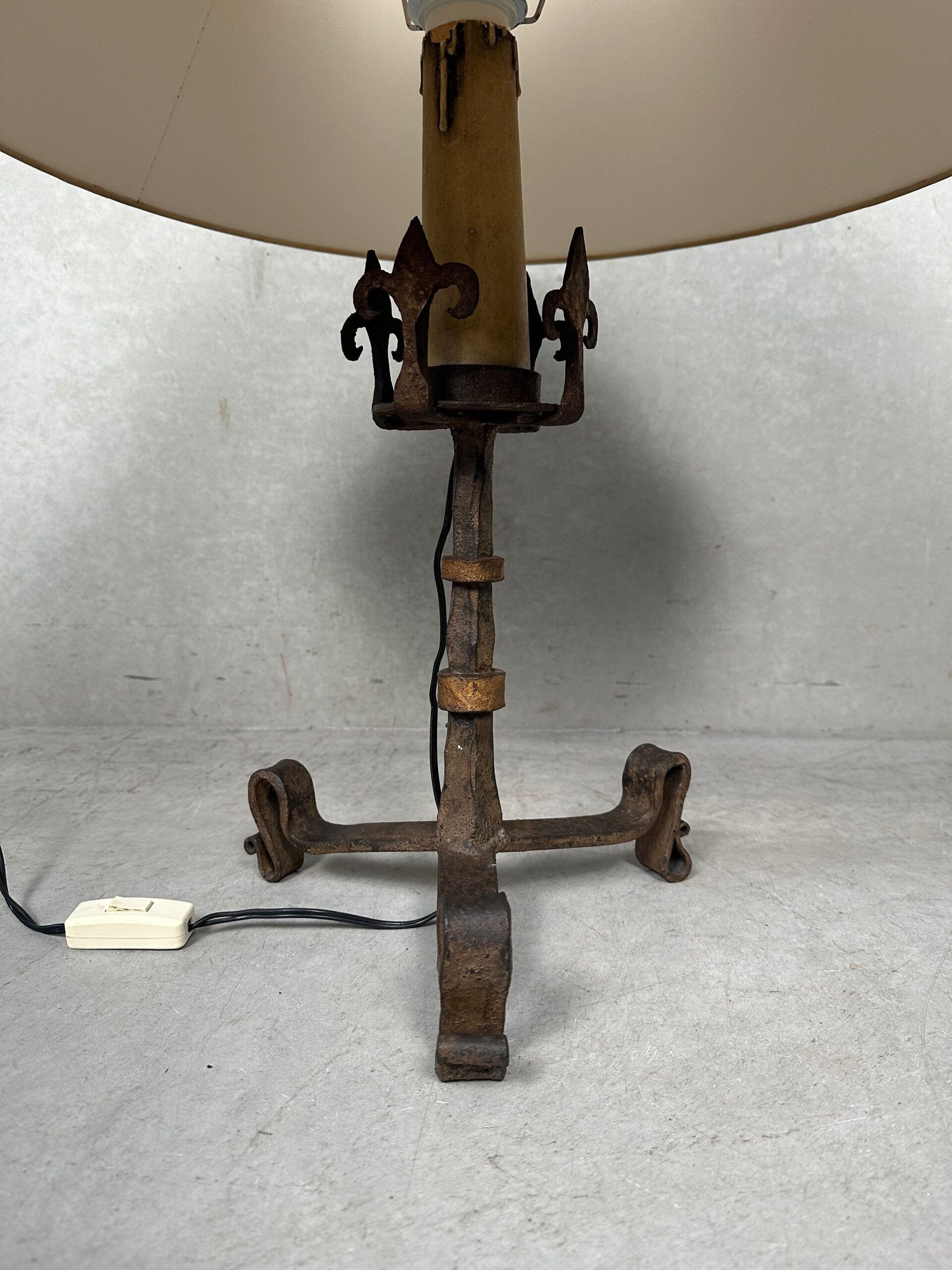 Antique Spanish brutalist table lamp – wrought iron