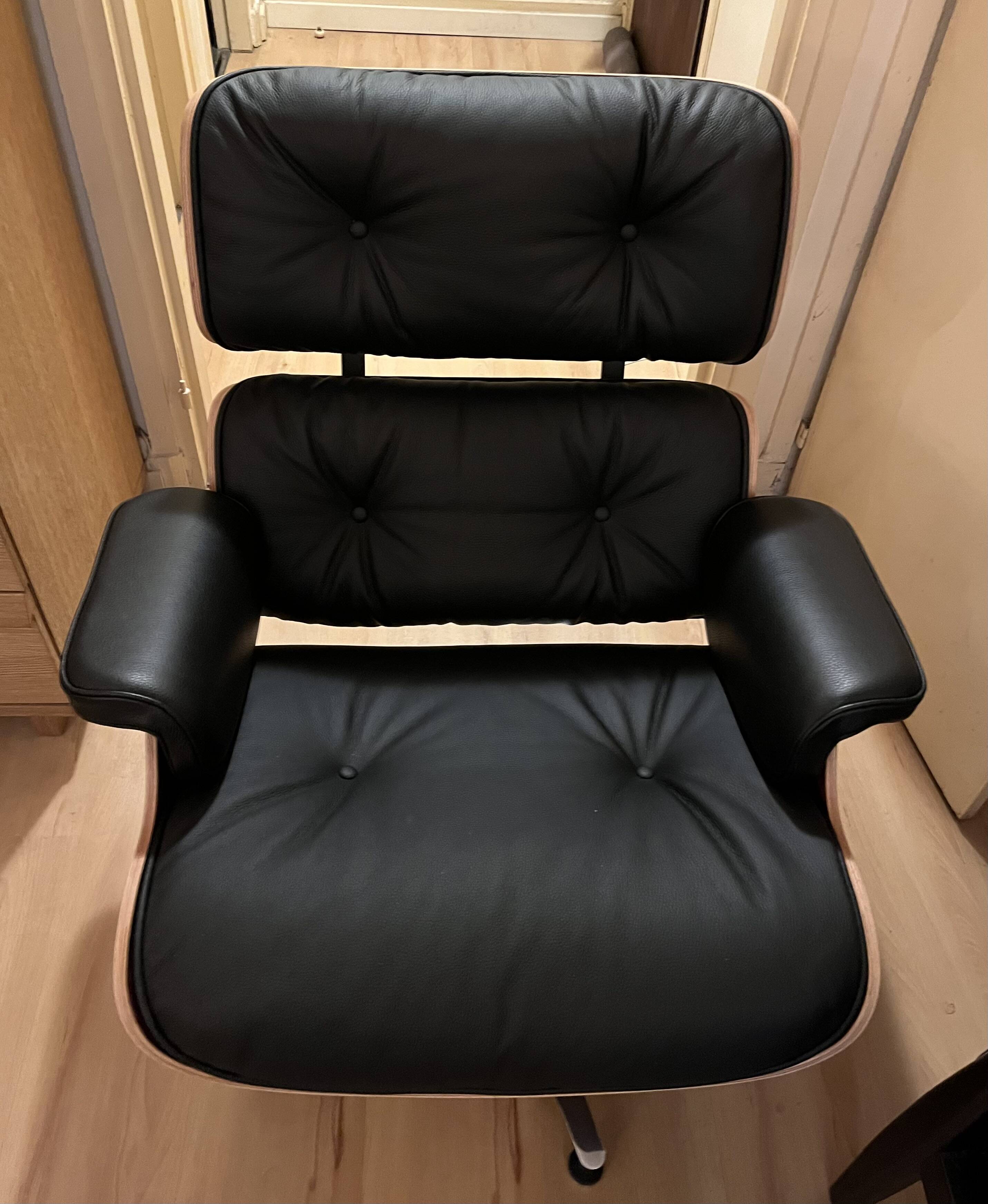 Fauteuil et ottoman Charles Eames en bois de palissandre et cuir