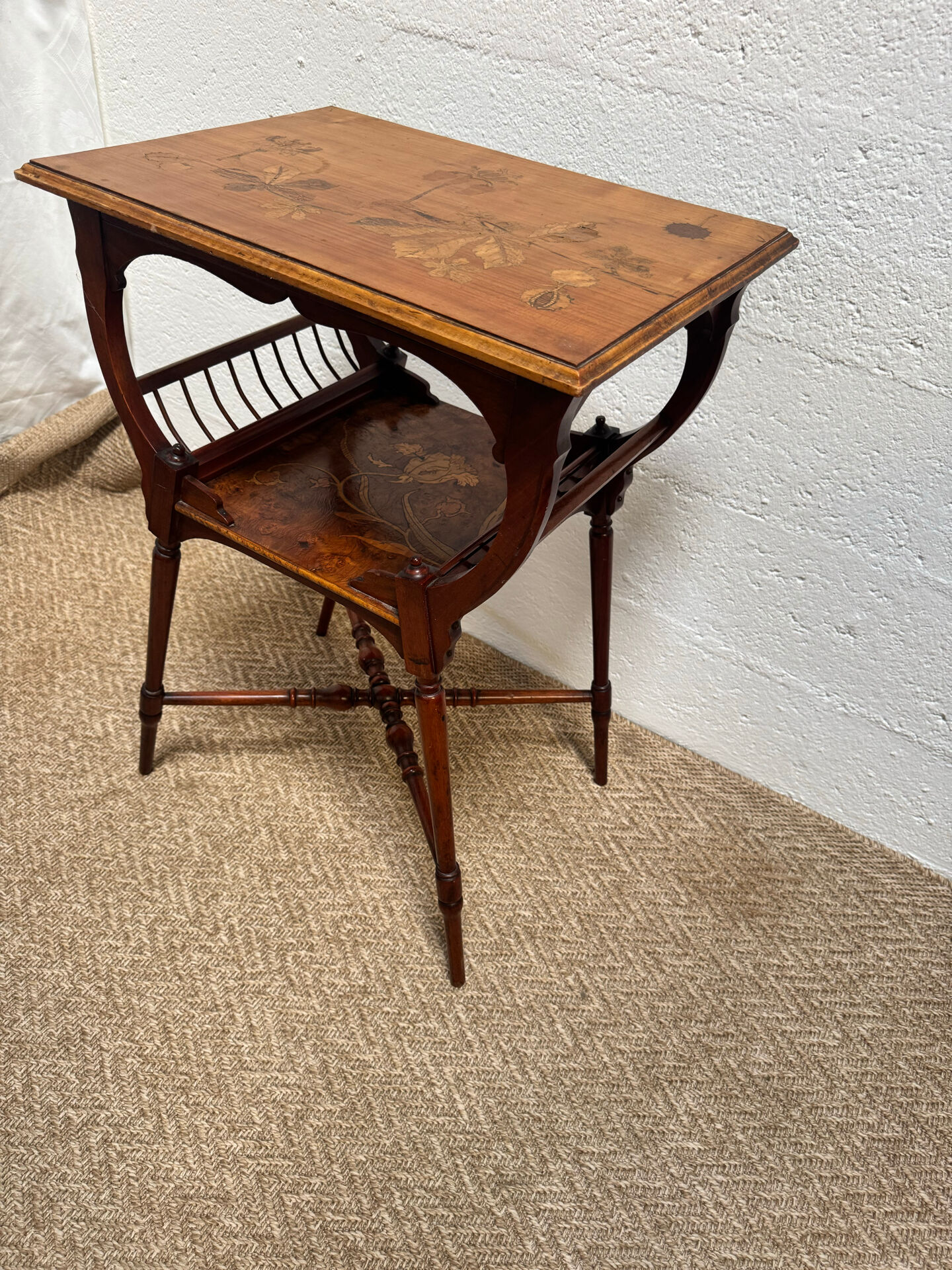 Table d’appoint / Lecture Style Esthétique Victorien, marqueterie 1880