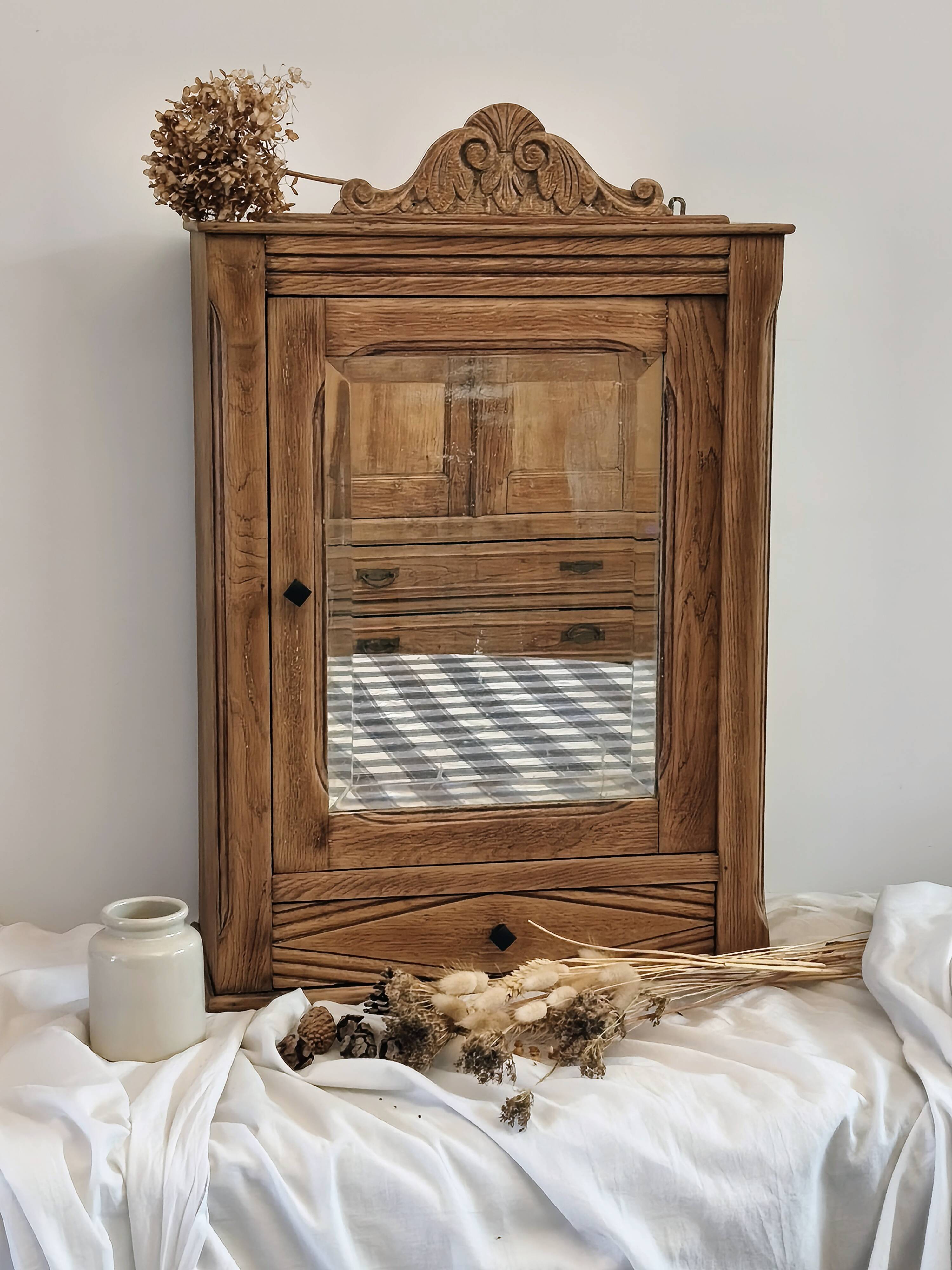 Pretty Art Deco style bathroom cabinet.