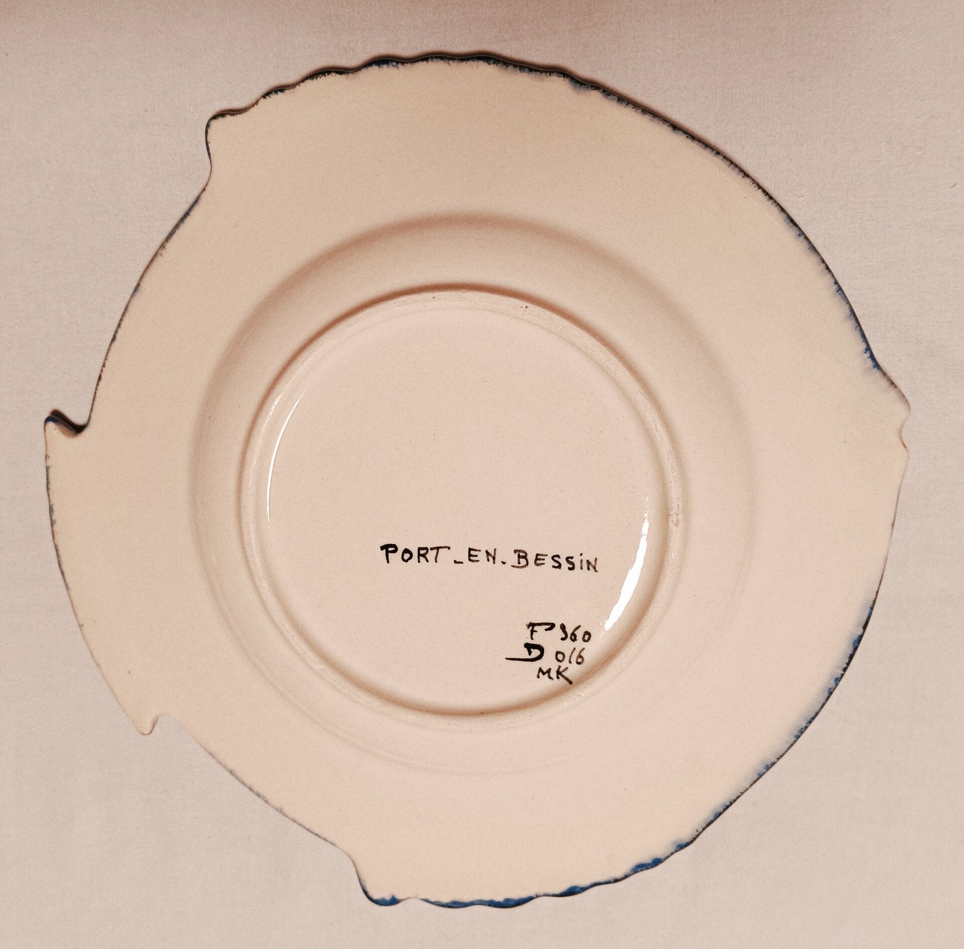 Old fish plate in Henriot Quimper faience - Port-en-Bessin