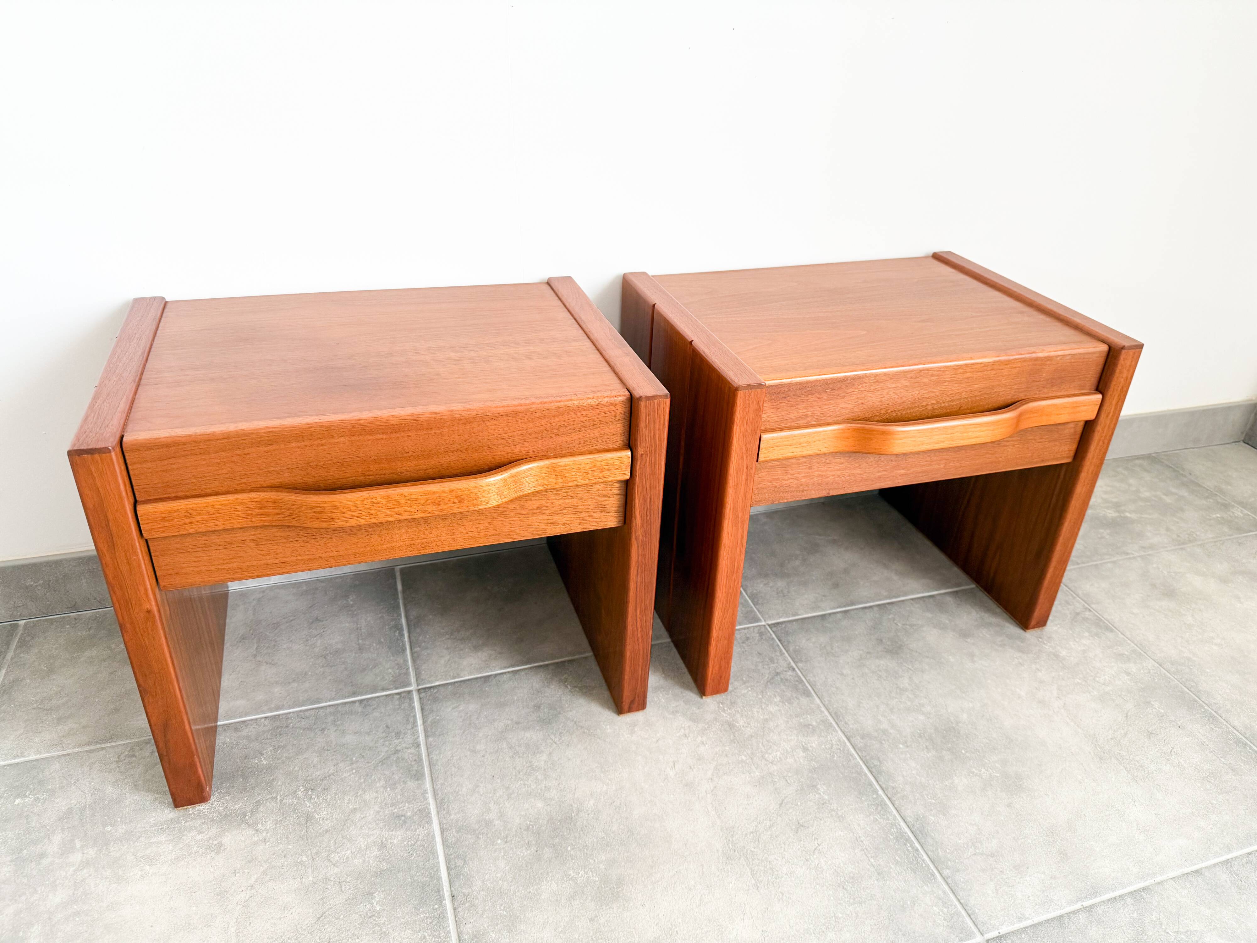 Pair of elm bedside tables dlg Maison Regain, circa 1980'