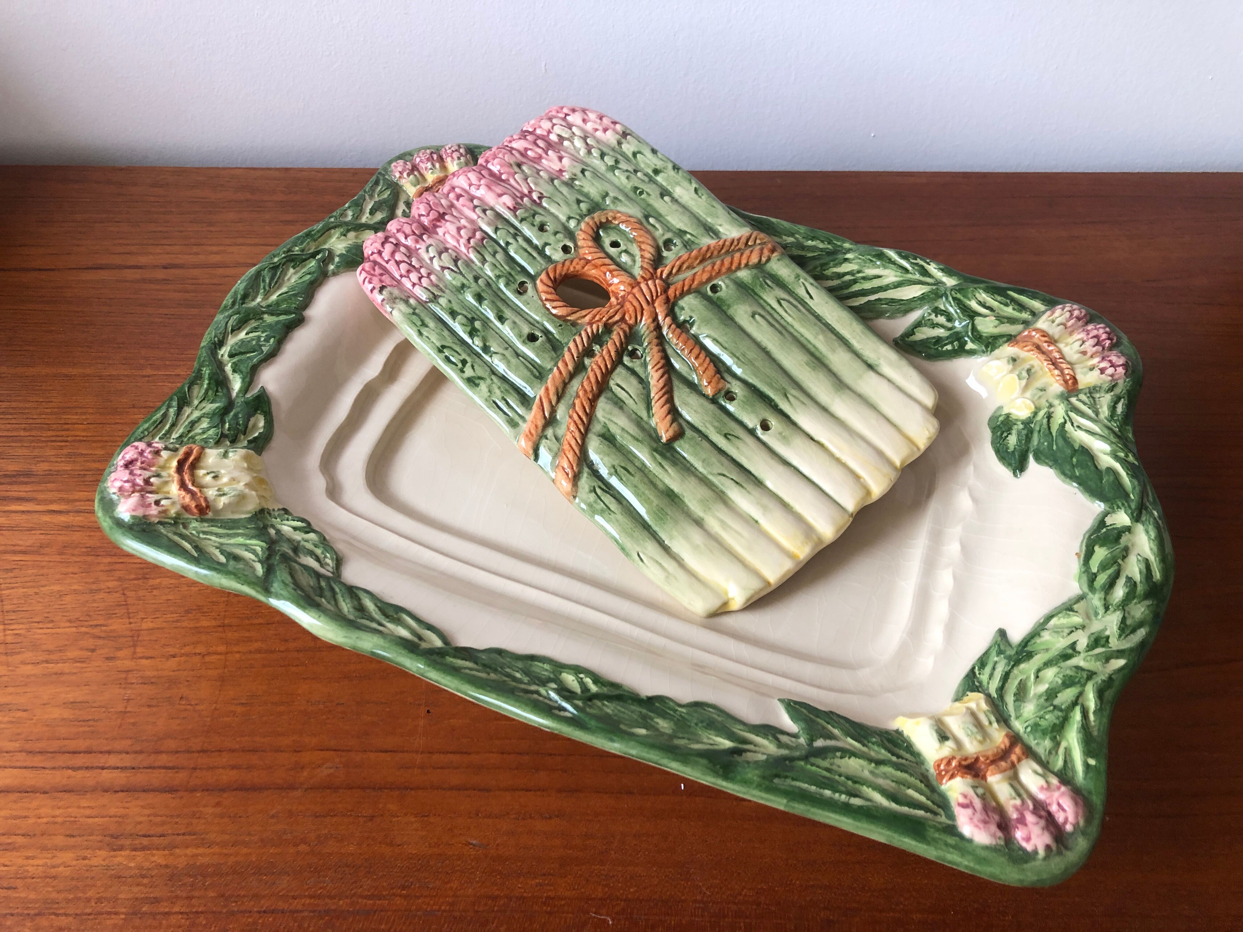 Asparagus dish with integrated drainer