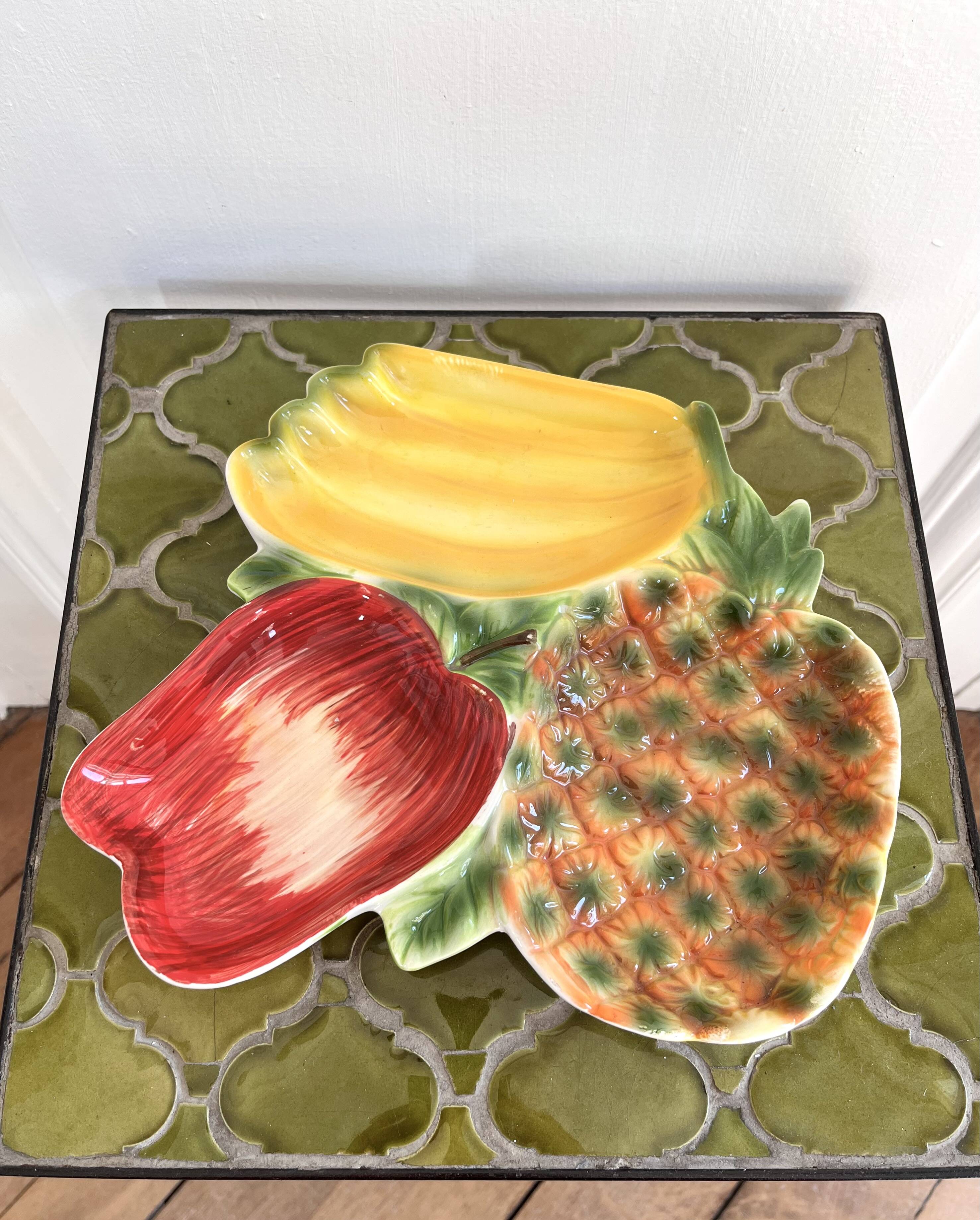 Aperitif server with fruit bowl and raw vegetables.