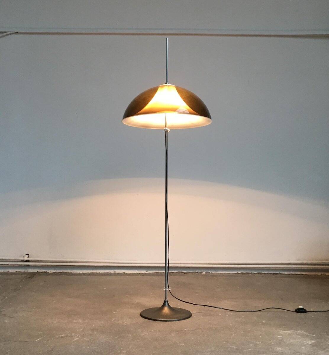 Floor lamp in metal and plastic by Gino Sarfatti for Gepo, 1970s.