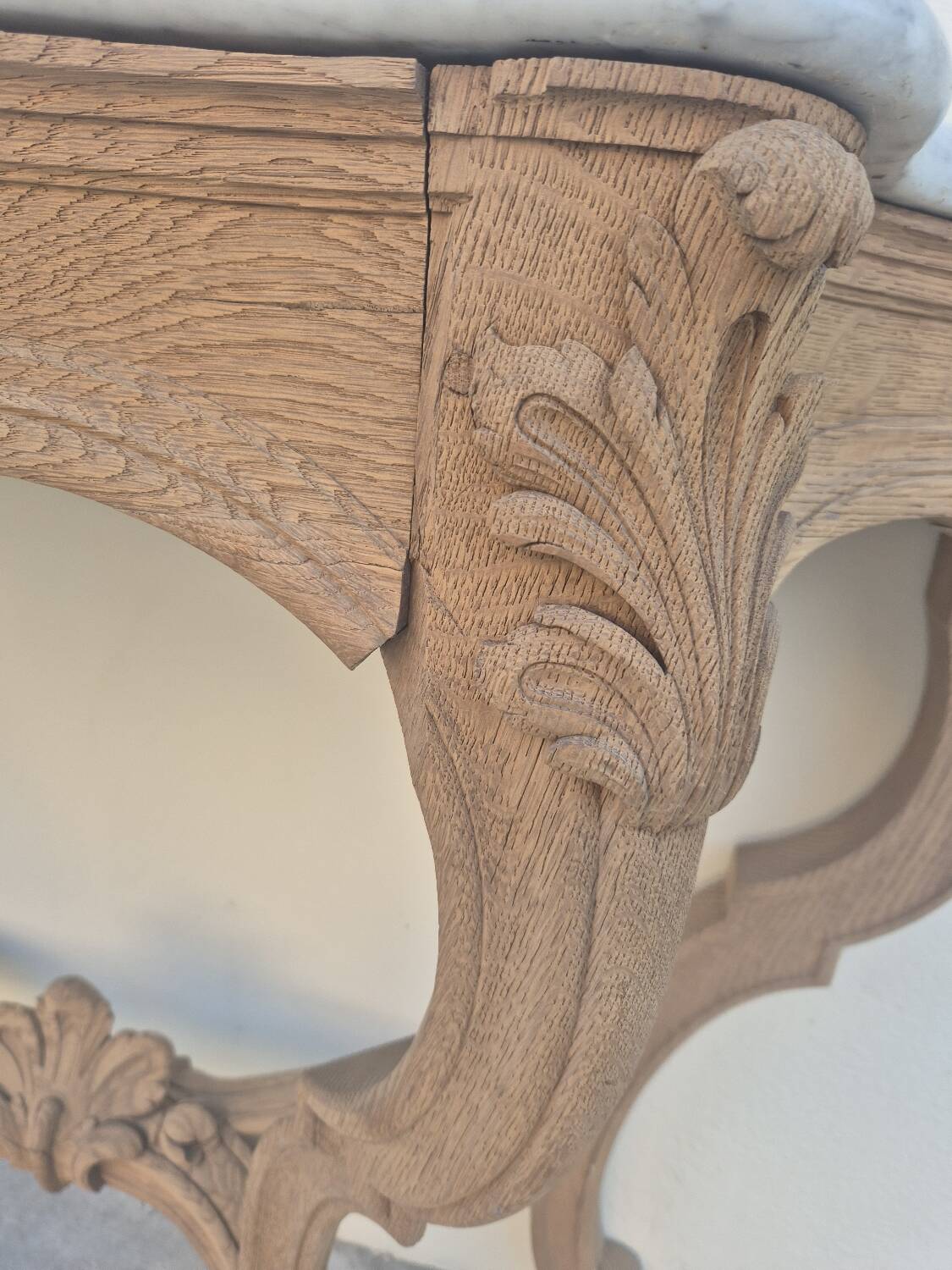 Louis XV curved console in solid oak, 18th century, decorated