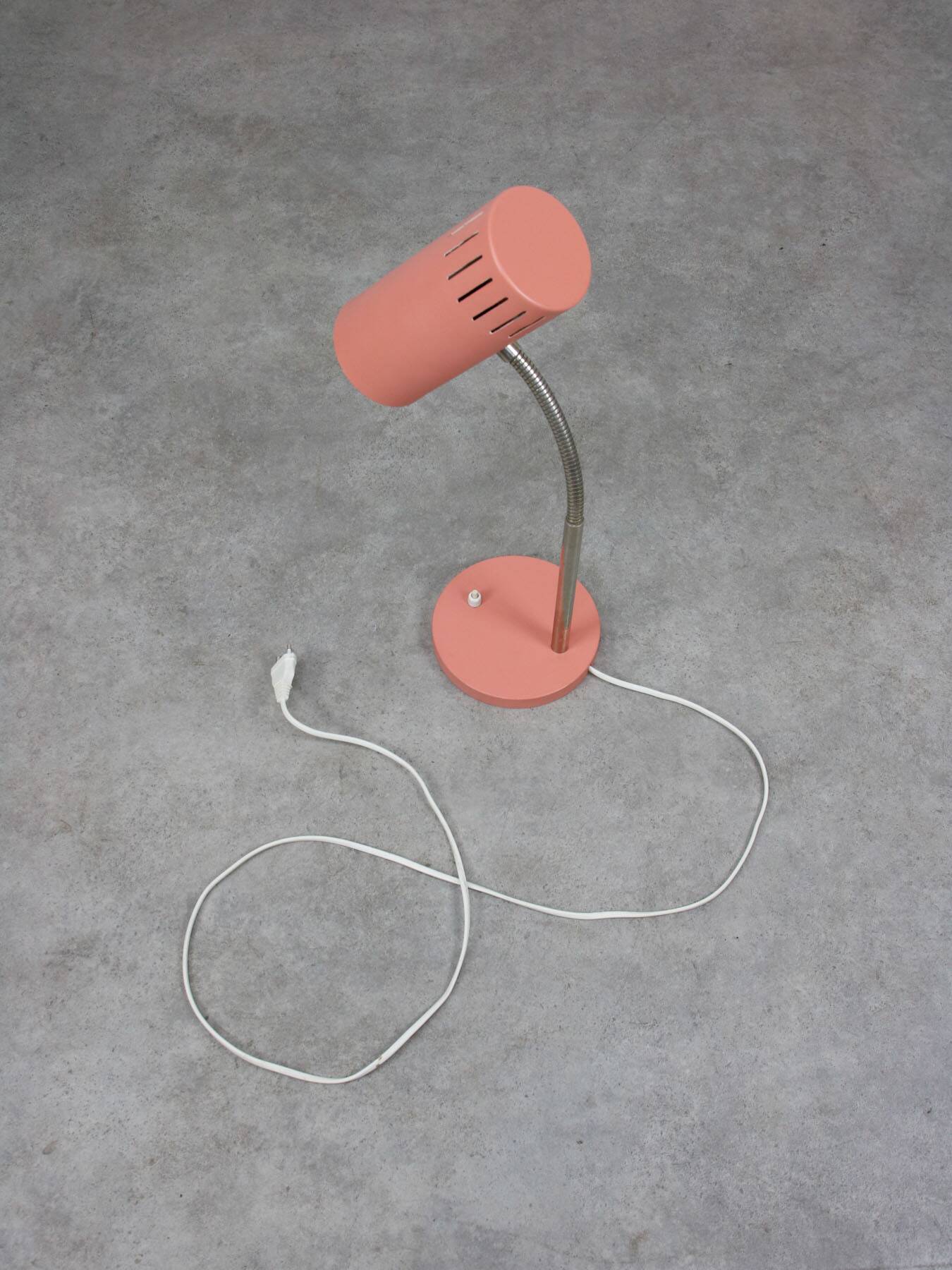 Mid-Century Modern Italian Table Lamp in Salmon and ChromeMid-Century Itali