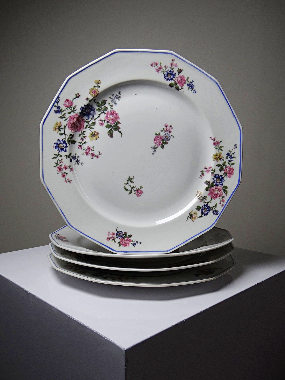 4 flat plates by Bernardaud, Limoges porcelain, floral decoration from the 1920s to 1950s.