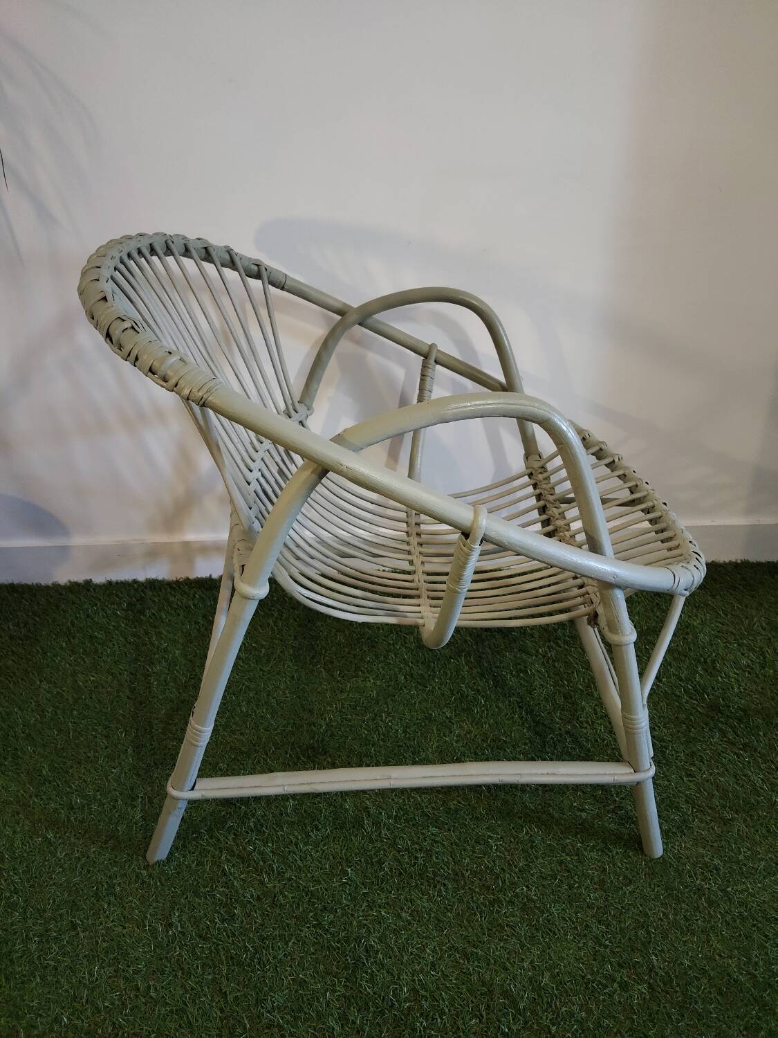 Fauteuil corbeille vintage en rotin – teinte vert gris