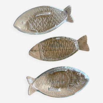 Transparent glass raviers in the shape of a fish