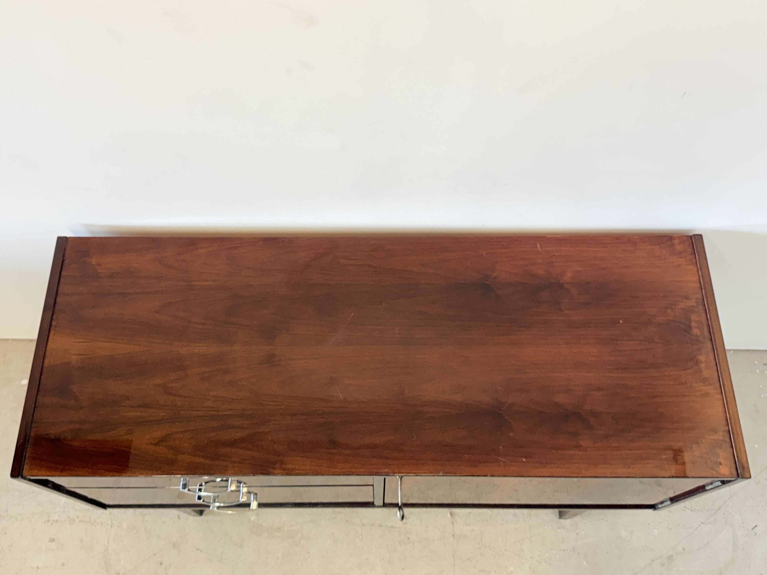 Subtle high-gloss sideboard in Scandinavian style