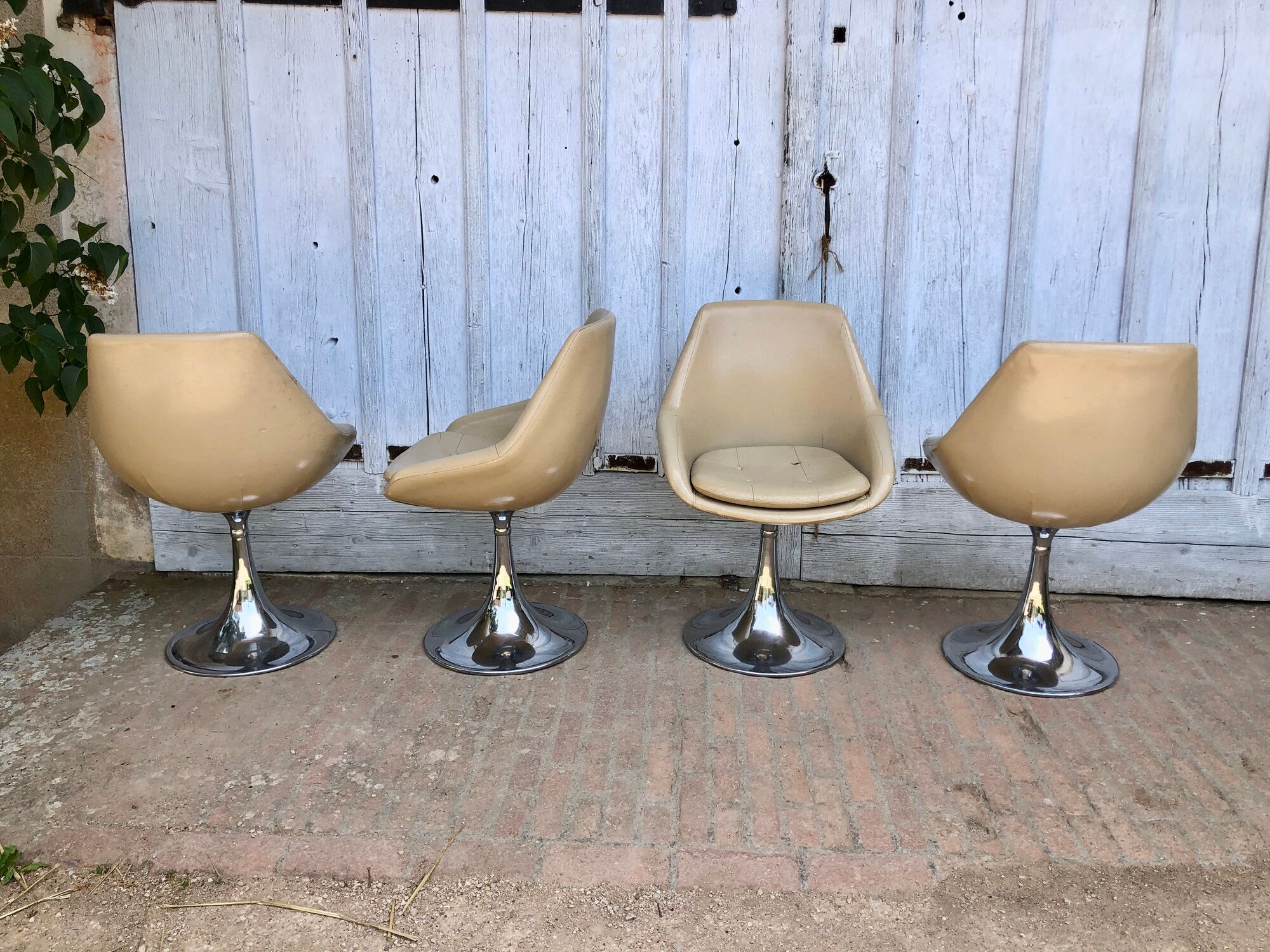 Set of 4 chairs tulip armchairs in beige skaï 1970