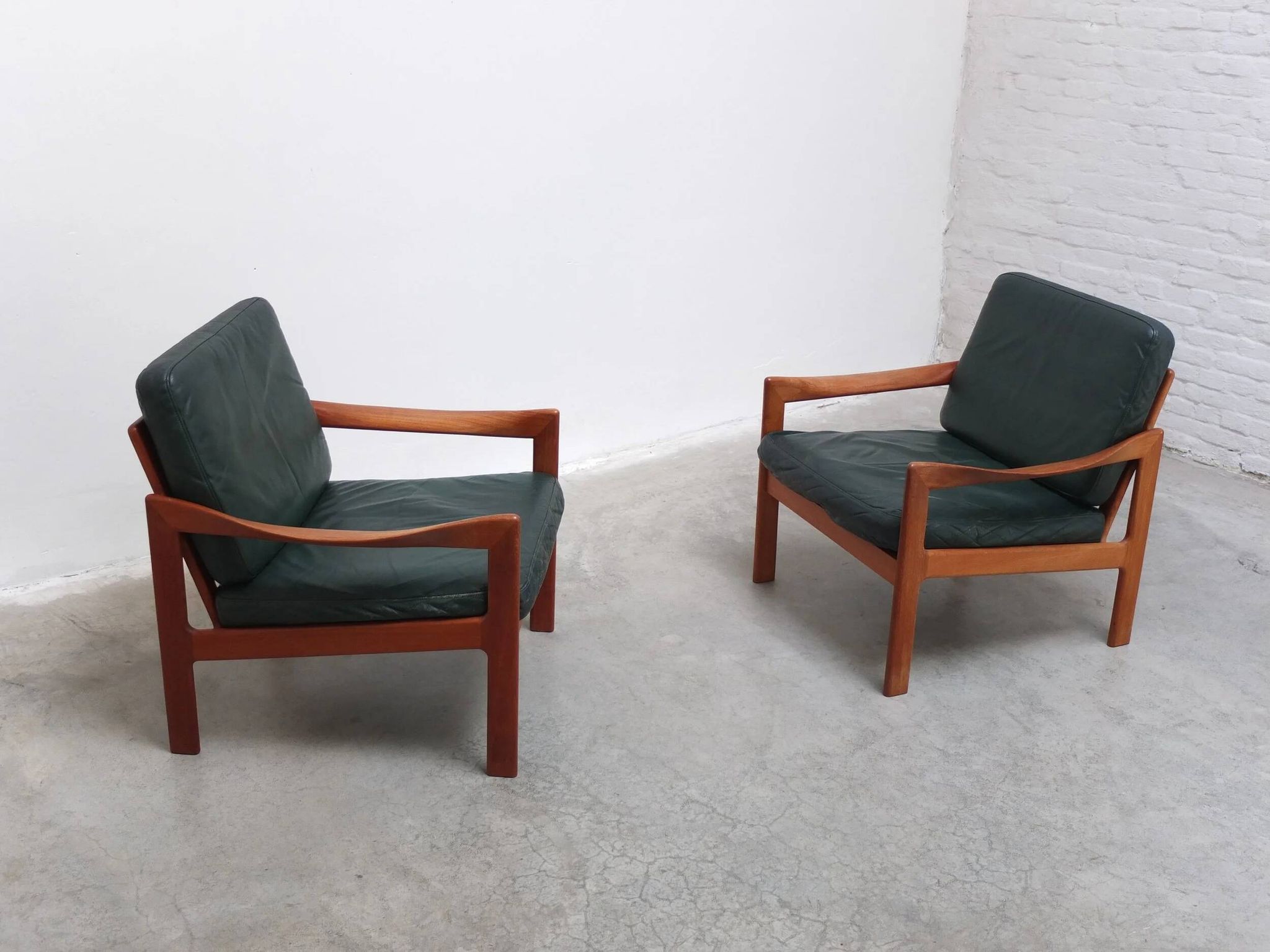 Paire de fauteuils danois par Illum Wikkelsø pour Niels Eilersen, années 1960.