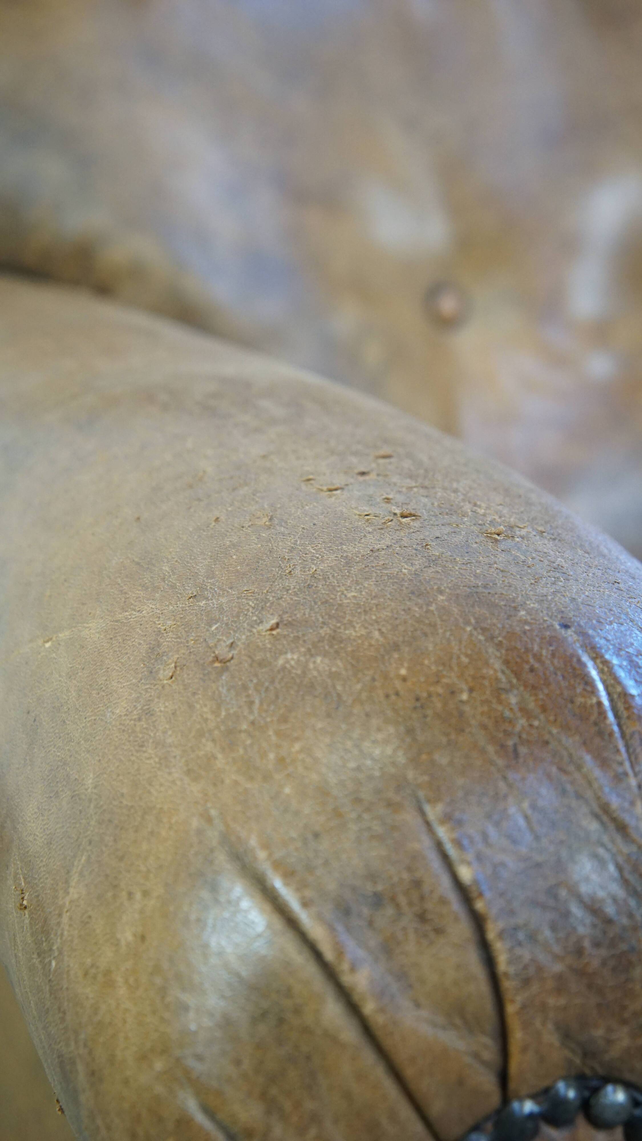 Fauteuil ancien en cuir de mouton