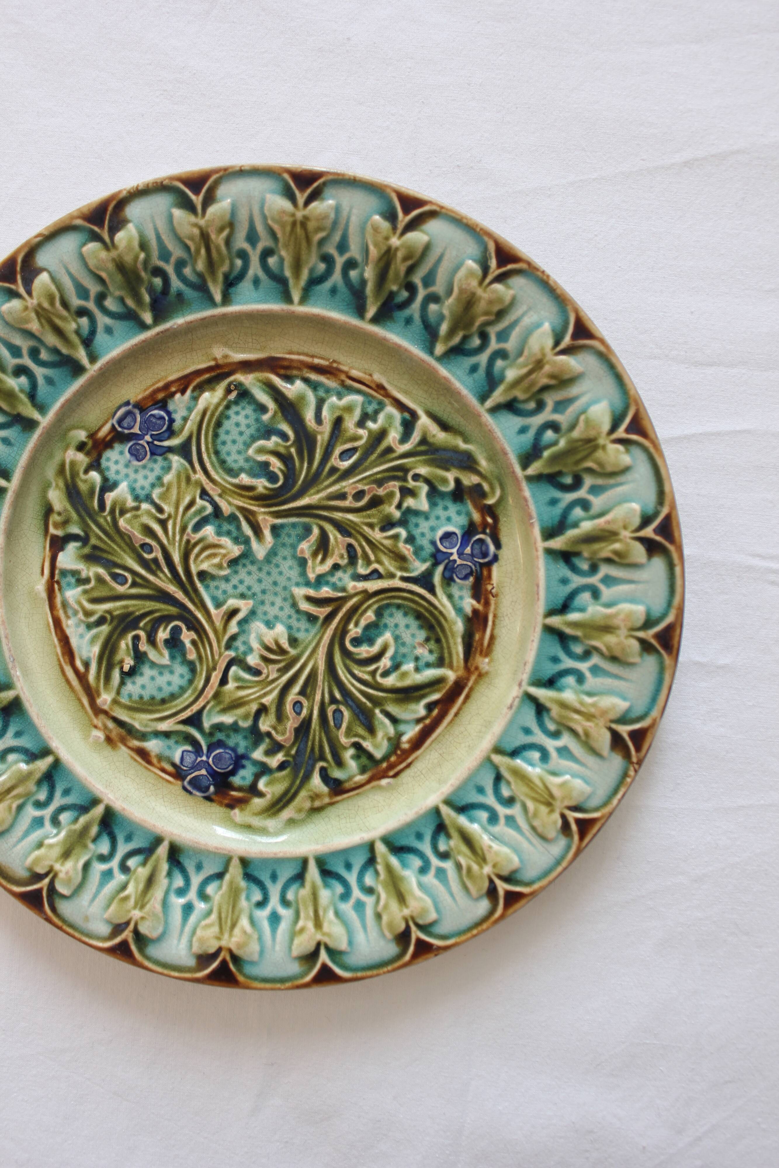 Flat plate in slurry decorated with acanthus leaves, late nineteenth