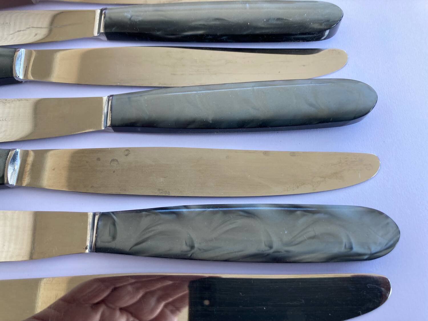 12 Stainless steel blade knives with round tips / Bakelite handles with pearl effect / Prulhière La Béquille + Box / 1950s