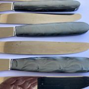 12 Stainless steel blade knives with round tips / Bakelite handles with pearl effect / Prulhière La Béquille + Box / 1950s