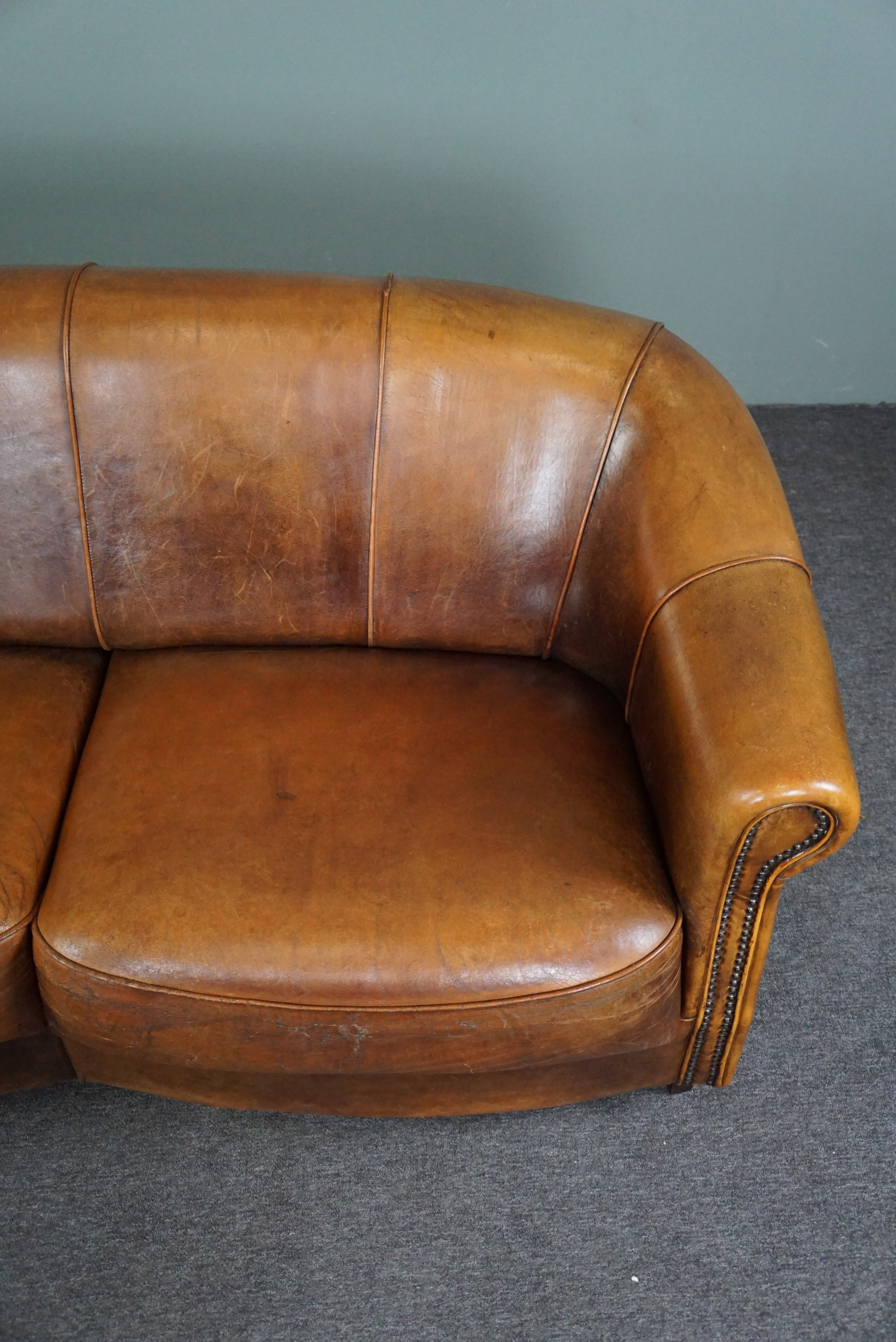 Comfortabele en stoere schapenleren 2 zits bank
