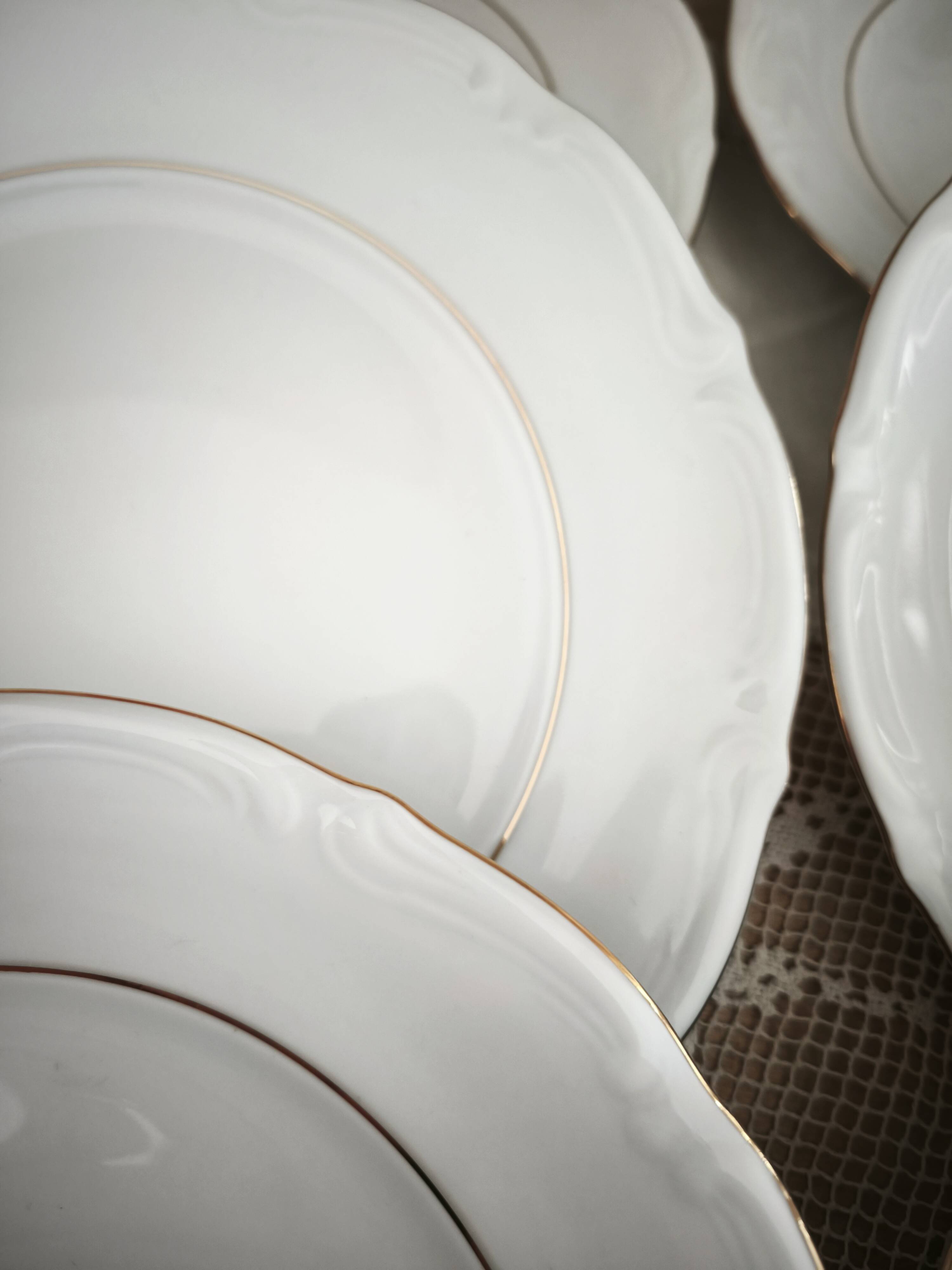 12 assiettes à dessert en porcelaine Manufacture double filet or