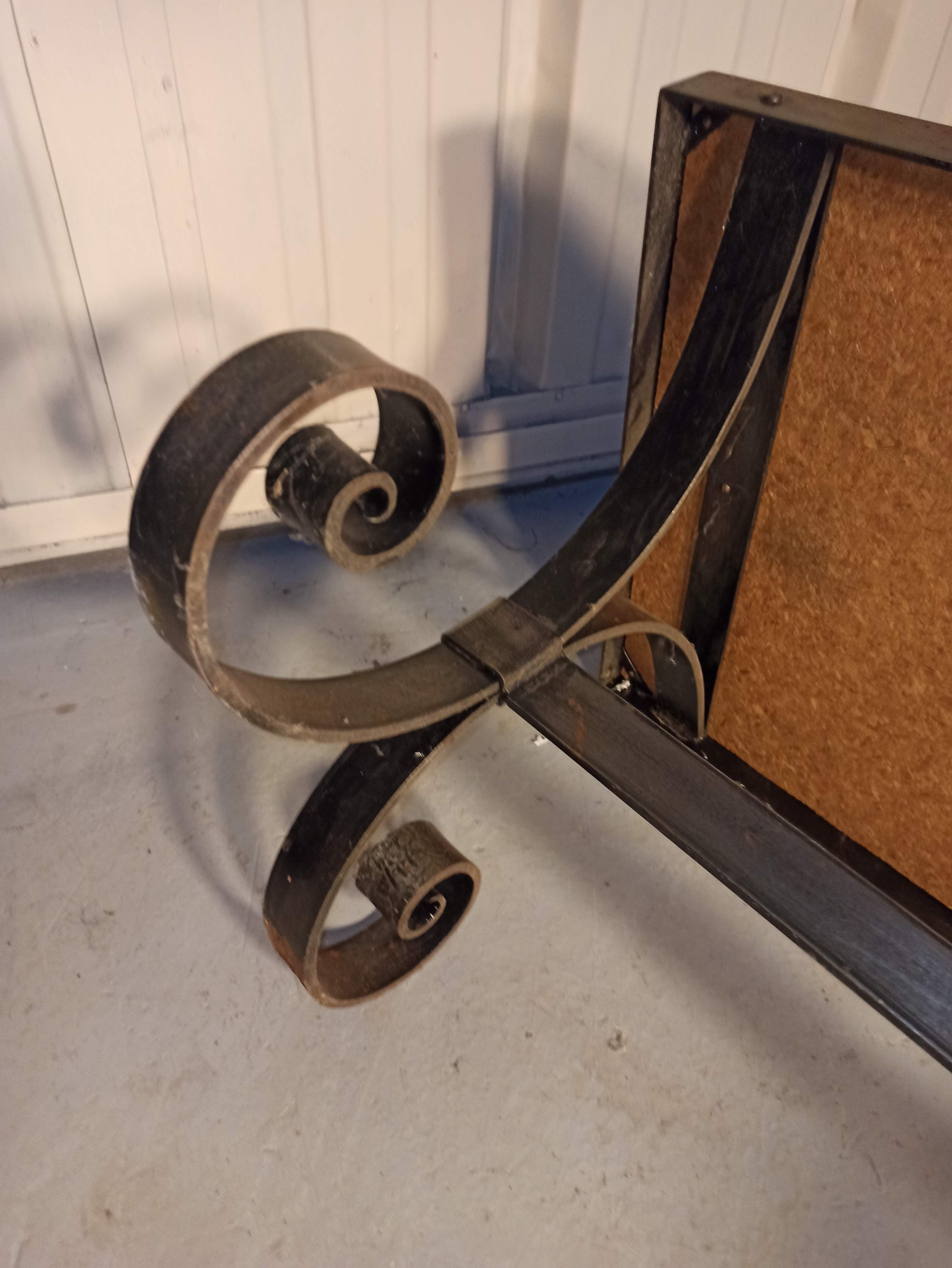 Base table in wrought iron thicken and tiled floor