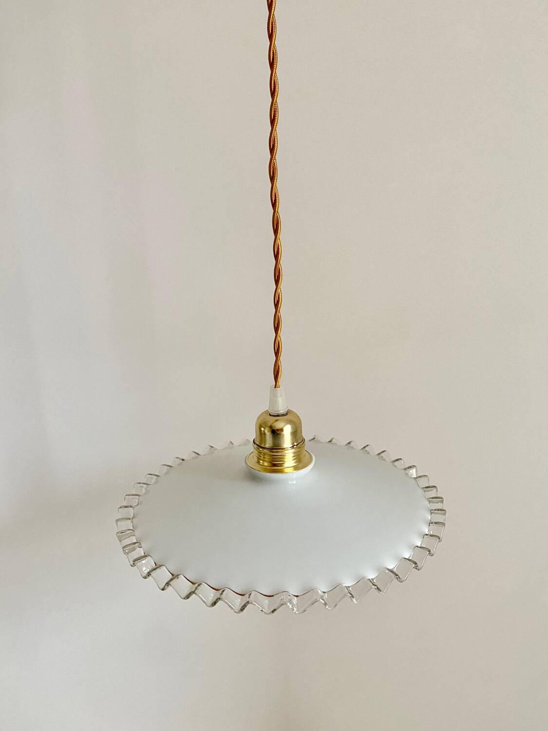 Suspension Opaline crénelée