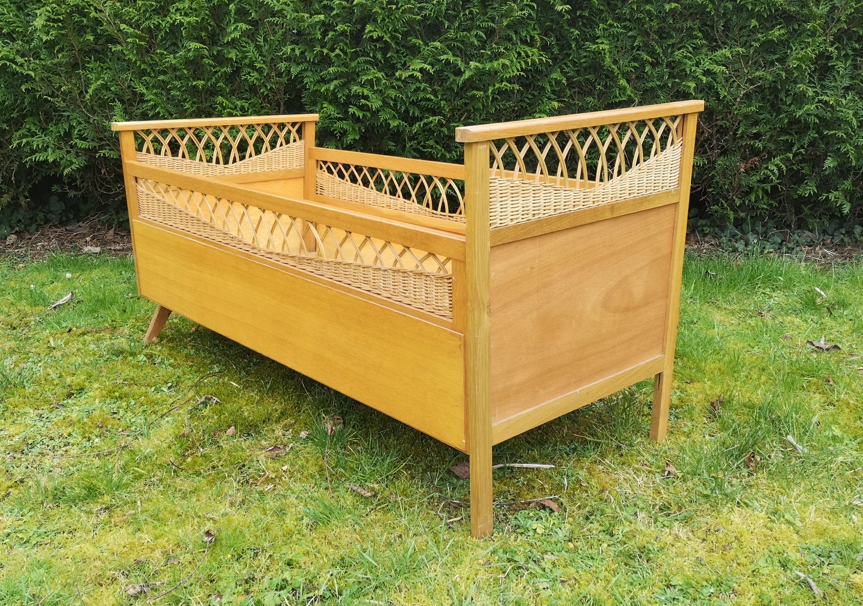 Lit bébé enfant rotin pieds compas 50 60 vintage