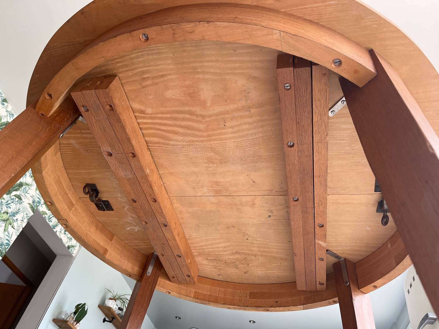 Vintage 70s Round Table