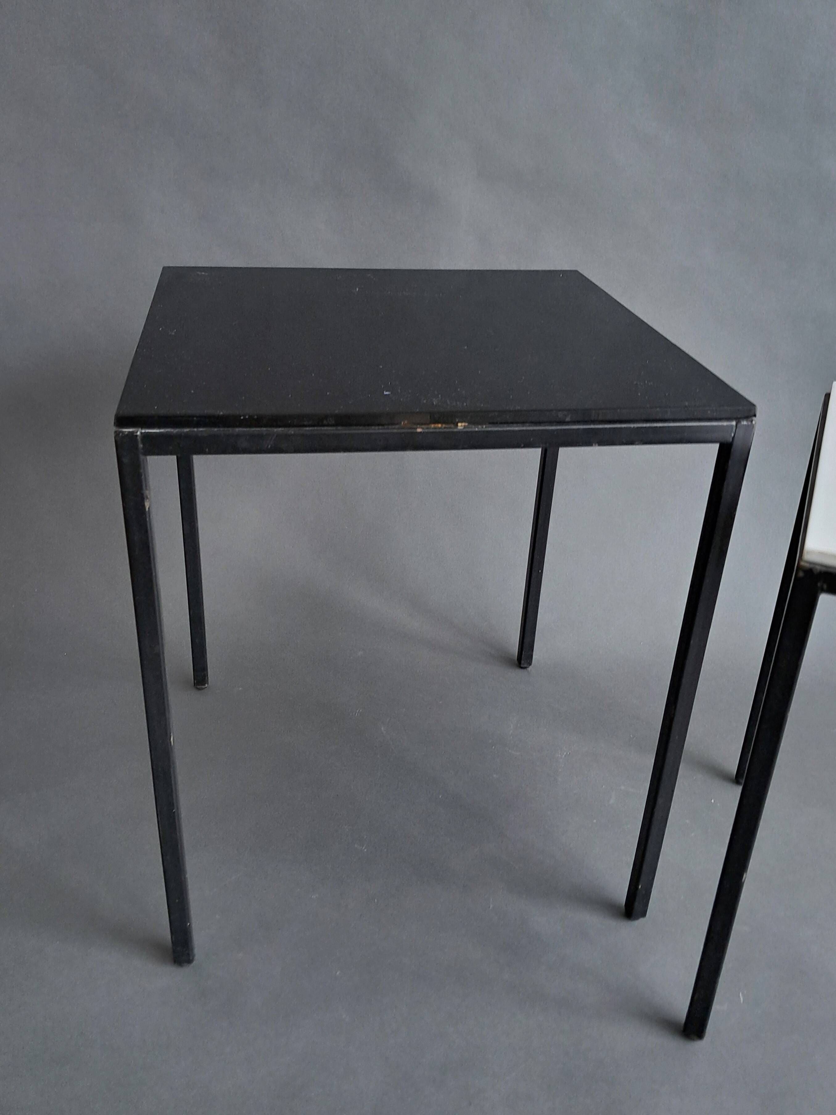 Pair of modernist nesting tables in black metal and white and black opaline 1960.