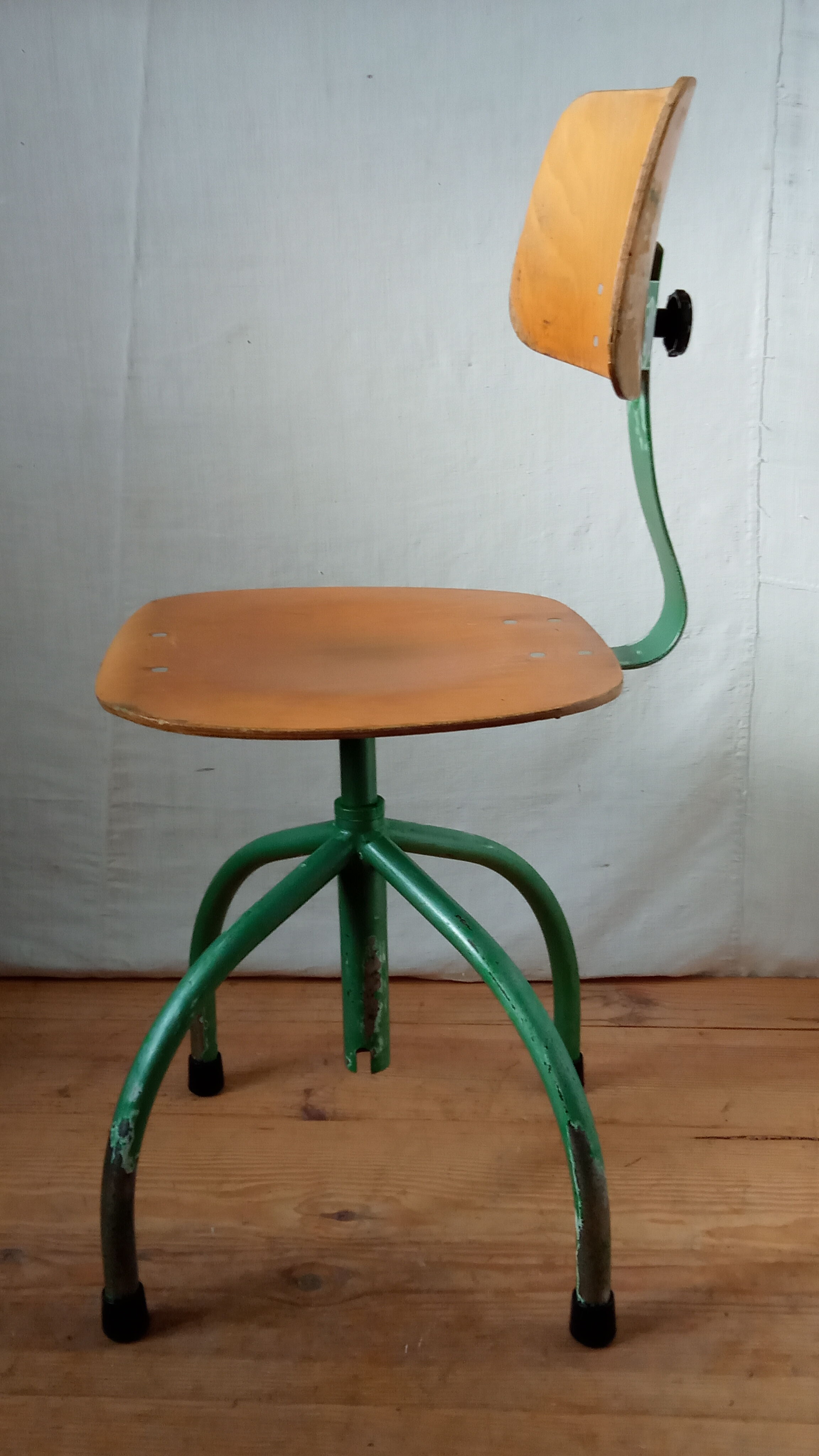 Swivel and telescopic workshop chair