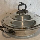 Bouillon couvert et deux petits plat en métal argenté XX siècle