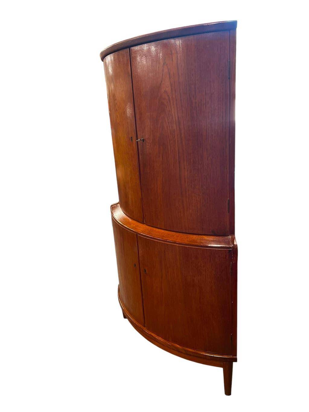 Armoire d'angle/placard vintage en bois courbé