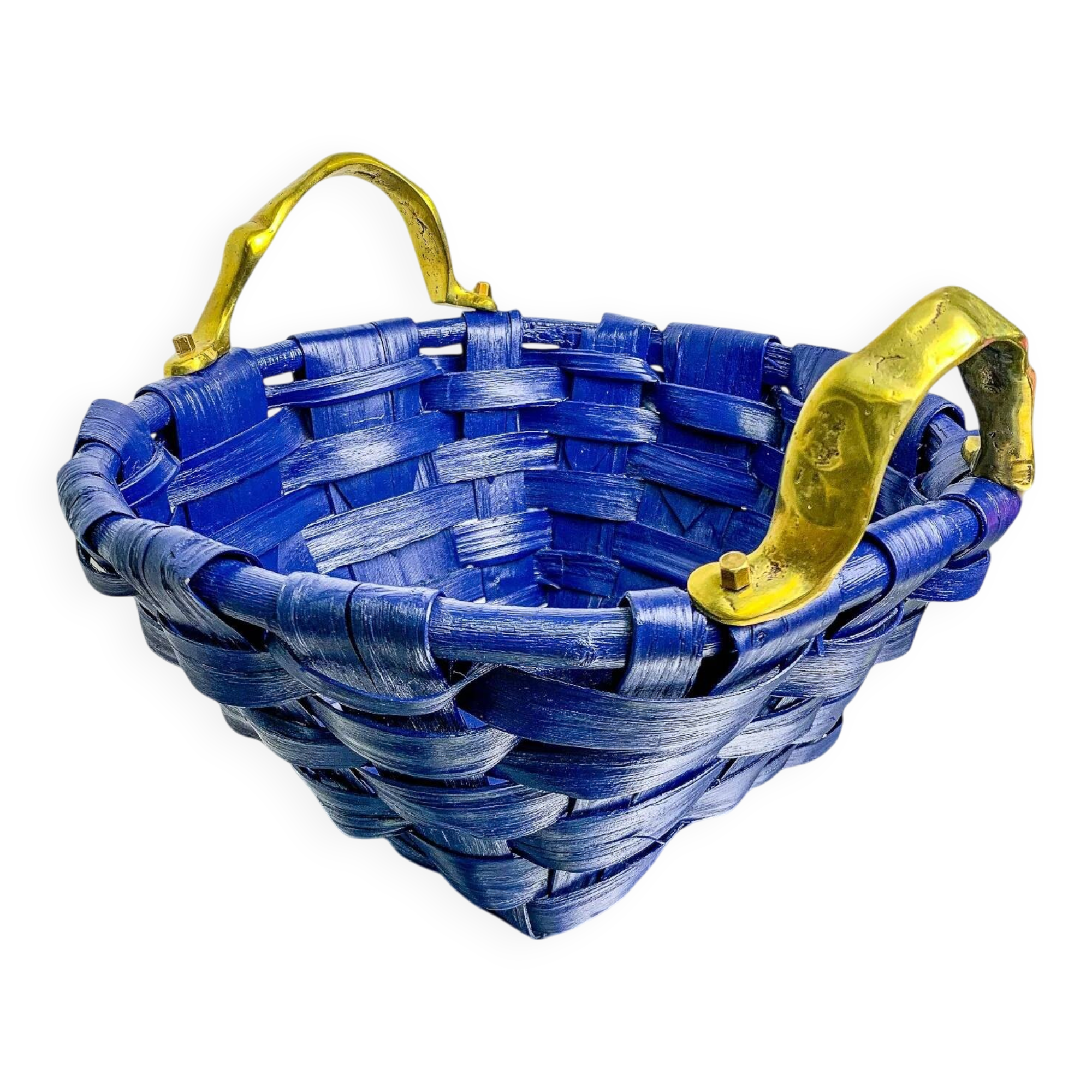 Panier brutaliste large par David Marshall, en rotin bleu cobalt et poignée en bronze, années 1980.
