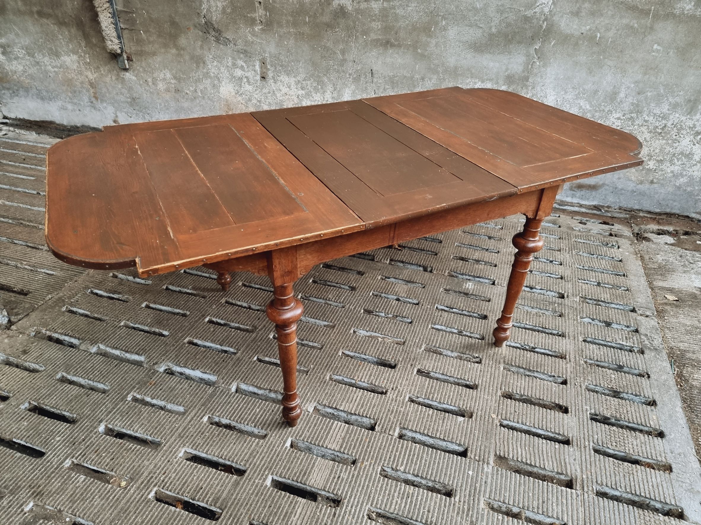 Antique extendable diningtable