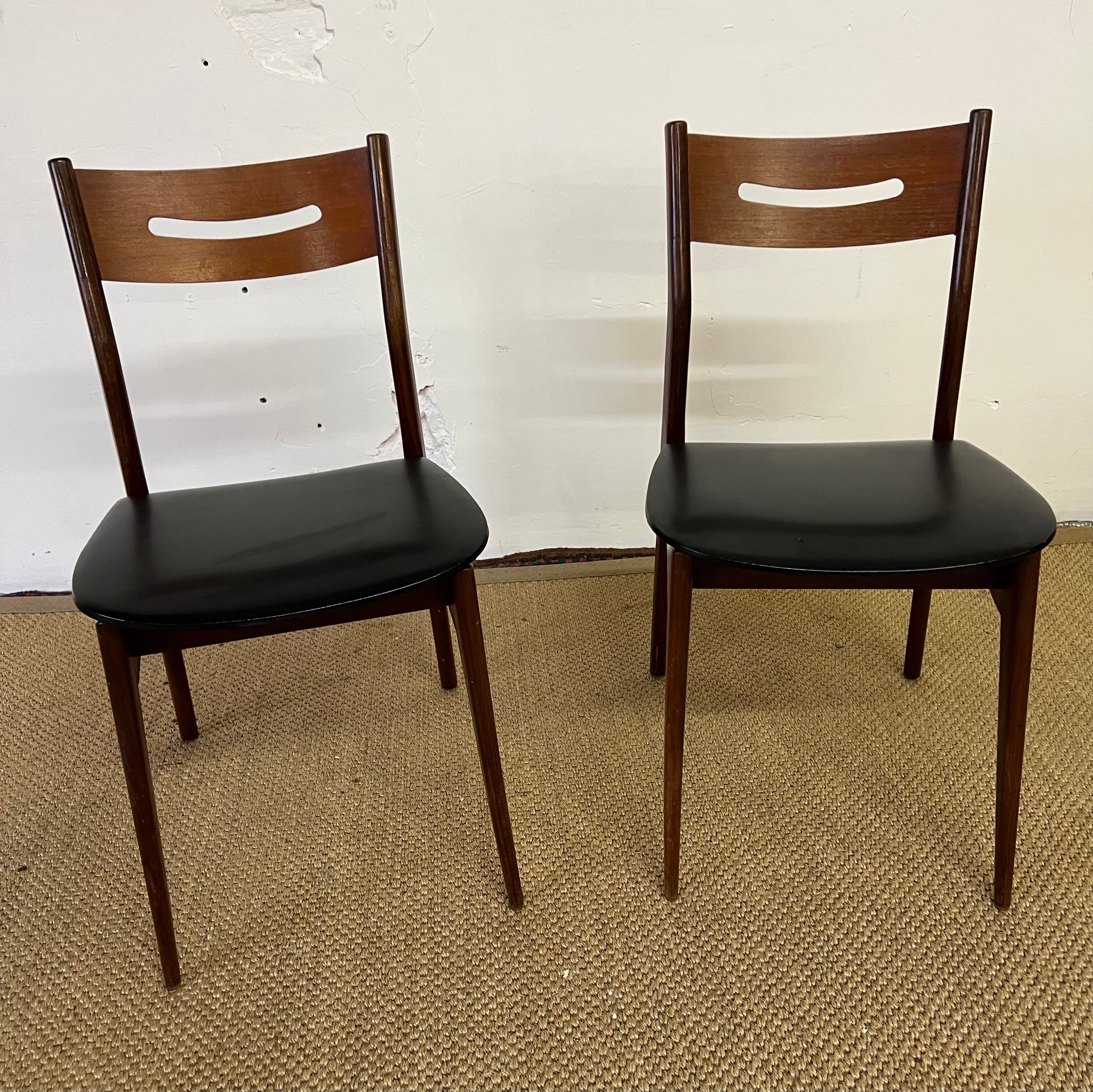 Paire de chaises en bois et similicuir