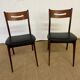 Paire de chaises en bois et similicuir