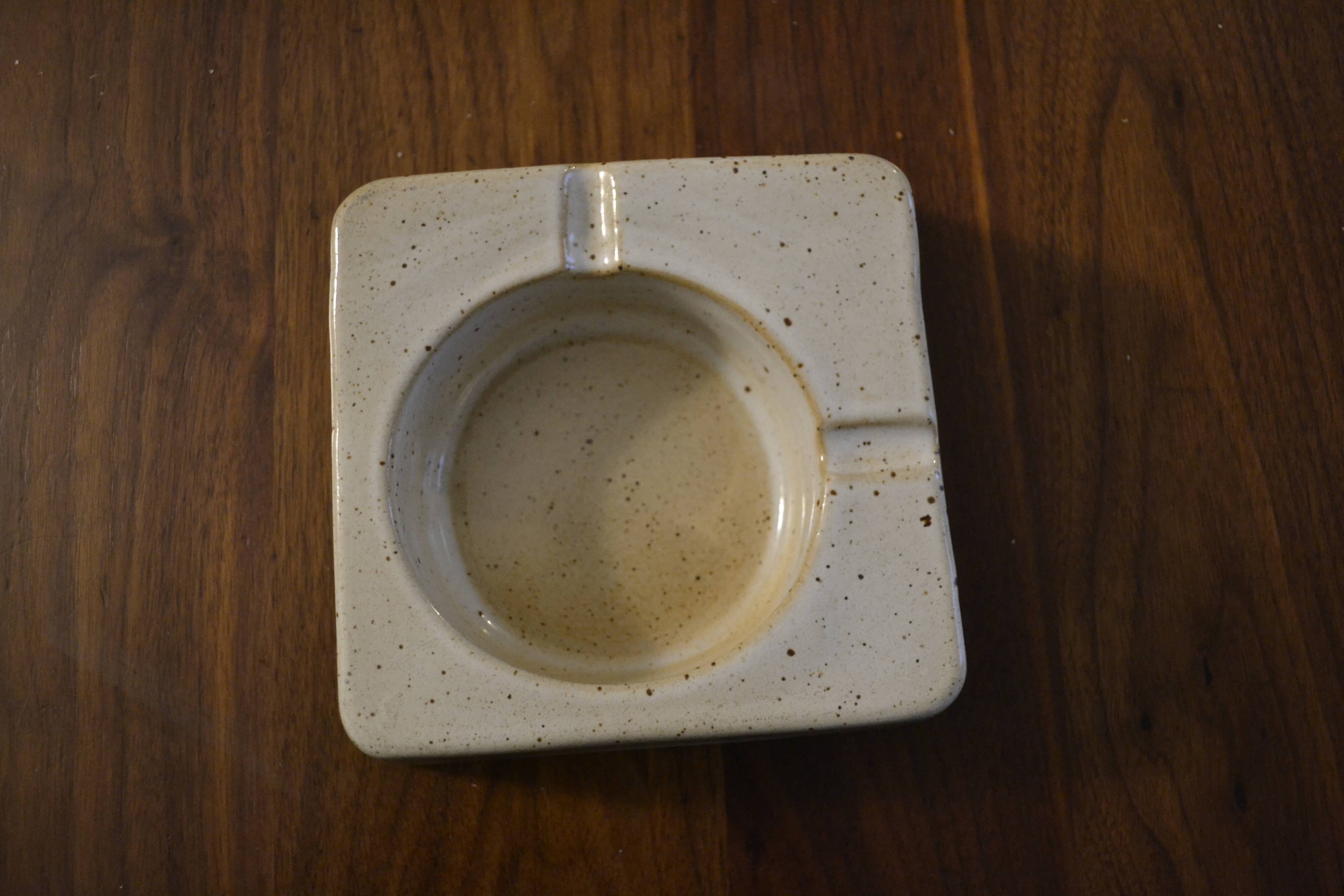 Square ashtray sandstone of the marsh