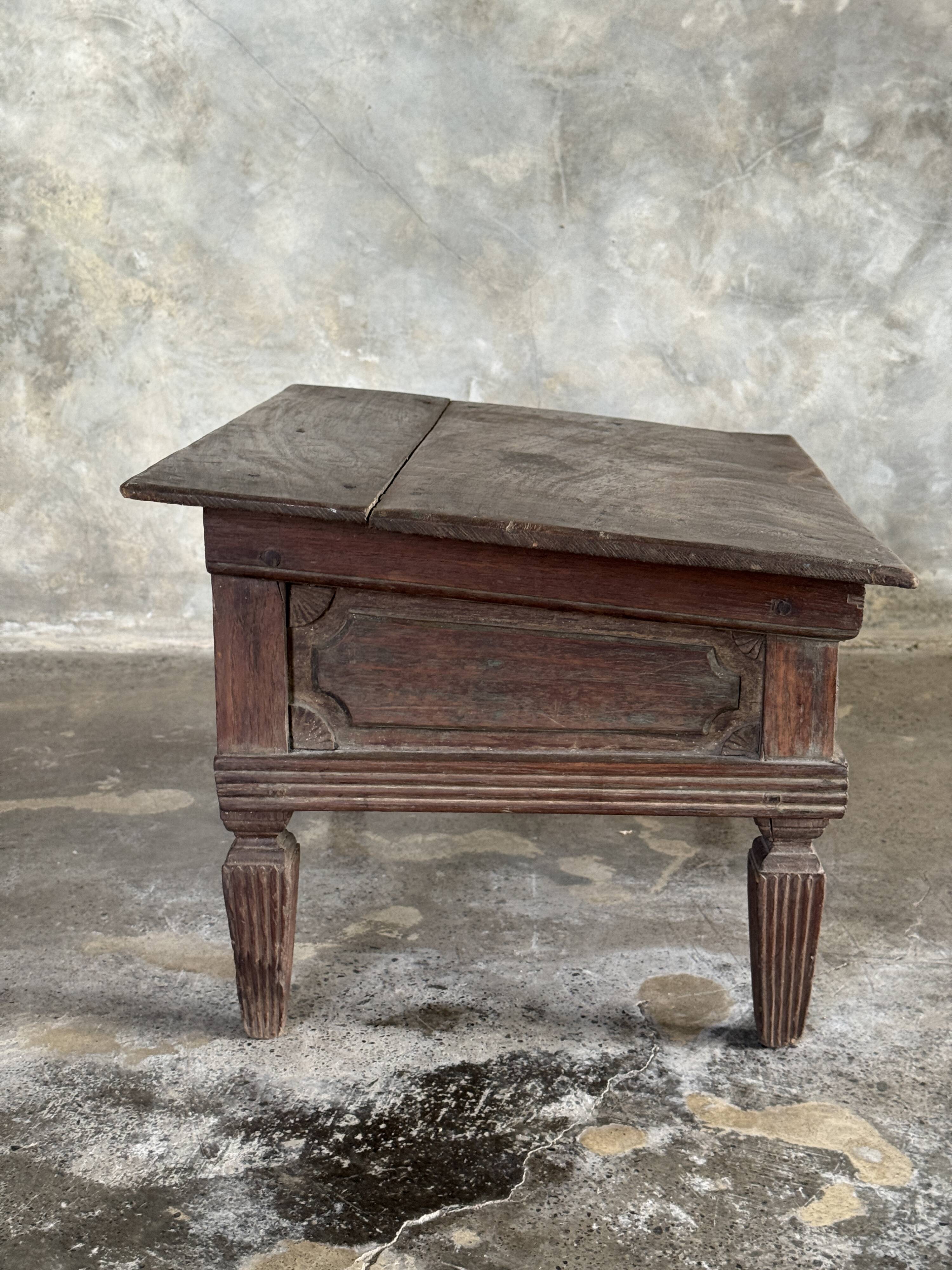 Petit écritoire table basse ancienne indonésienne en teck H33 40,5x55